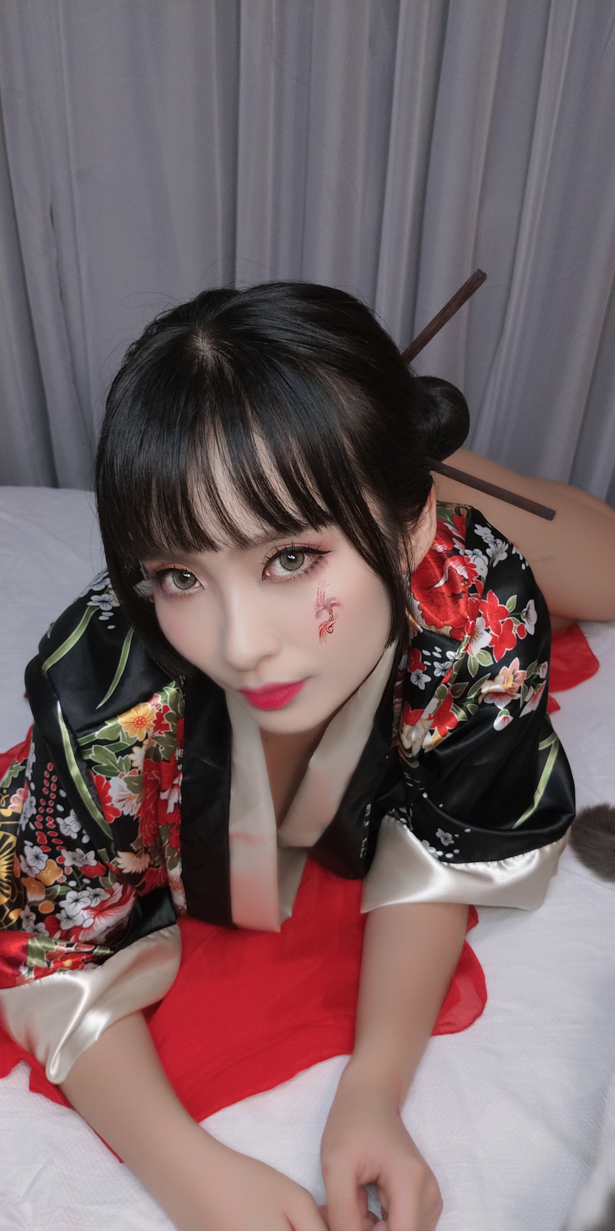 xgyw.top_动漫博主洛璃LoLiSAMA歌舞伎主题私房性感真空和服半脱秀豪乳翘臀诱惑写真92P
