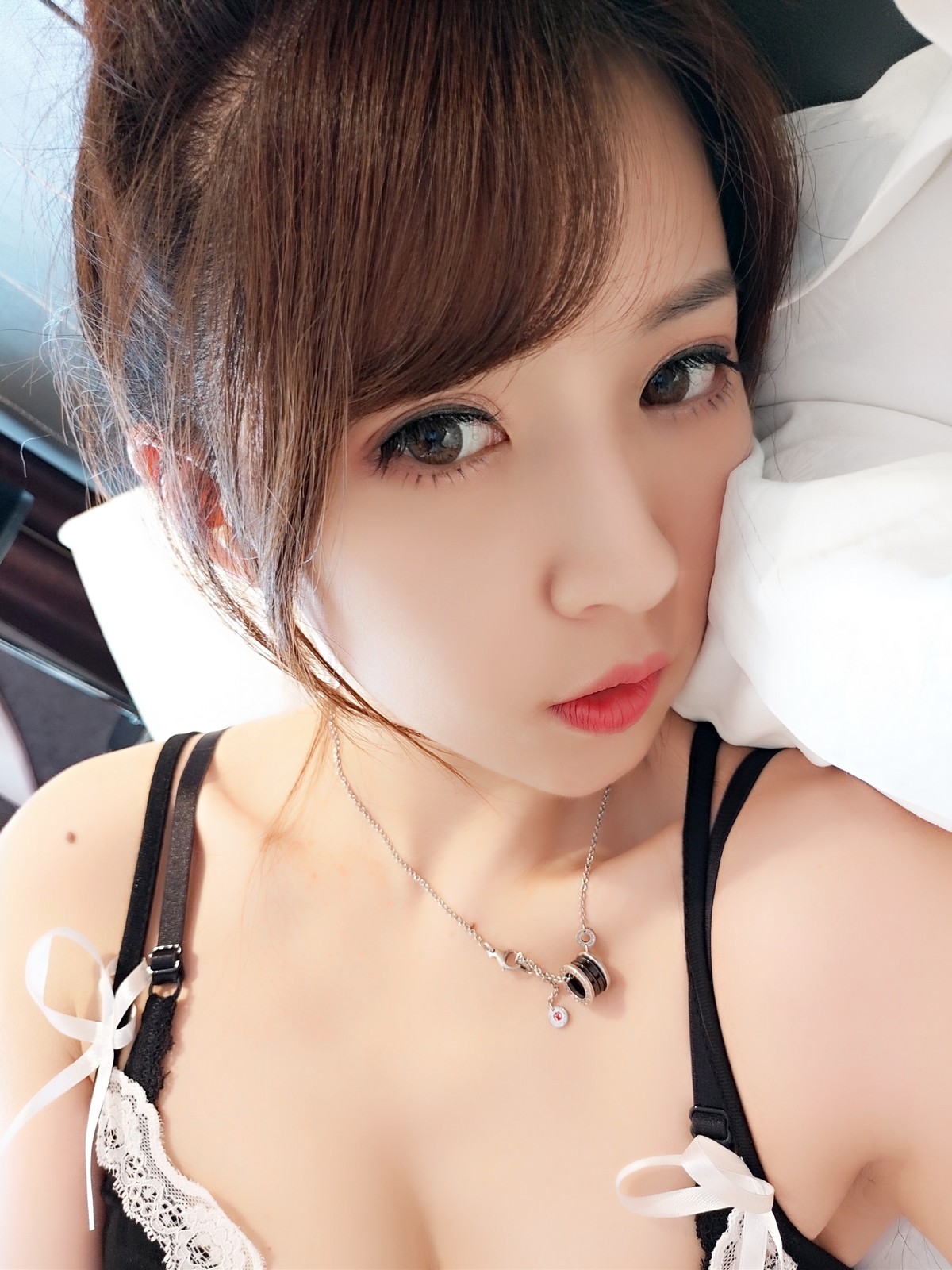 xgyw.top_斗鱼主播小女巫露娜黑色吊带裙主题私房床上深V吊带配黑丝裤袜完美诱惑写真36P