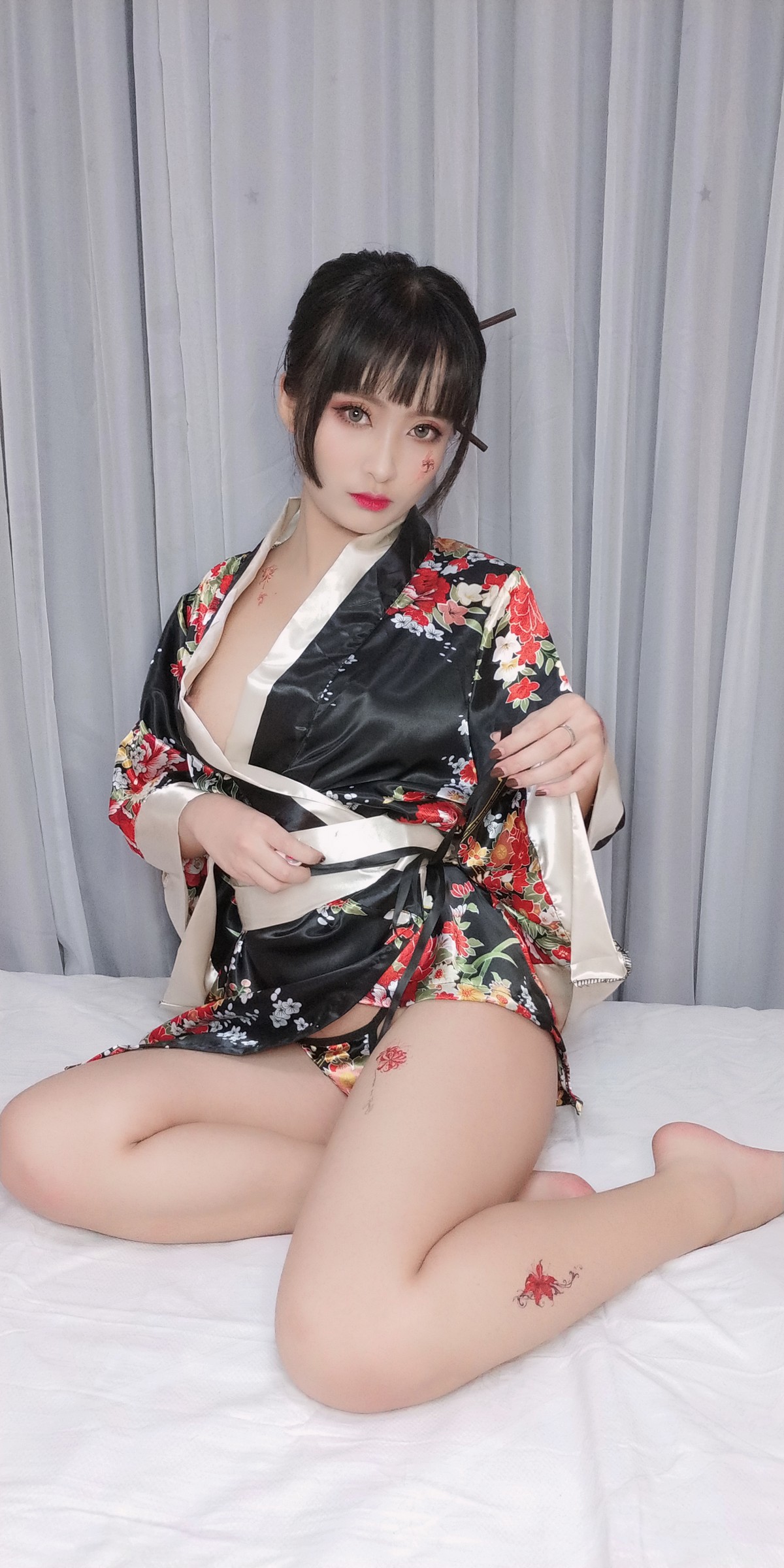xgyw.top_动漫博主洛璃LoLiSAMA歌舞伎主题私房性感真空和服半脱秀豪乳翘臀诱惑写真92P
