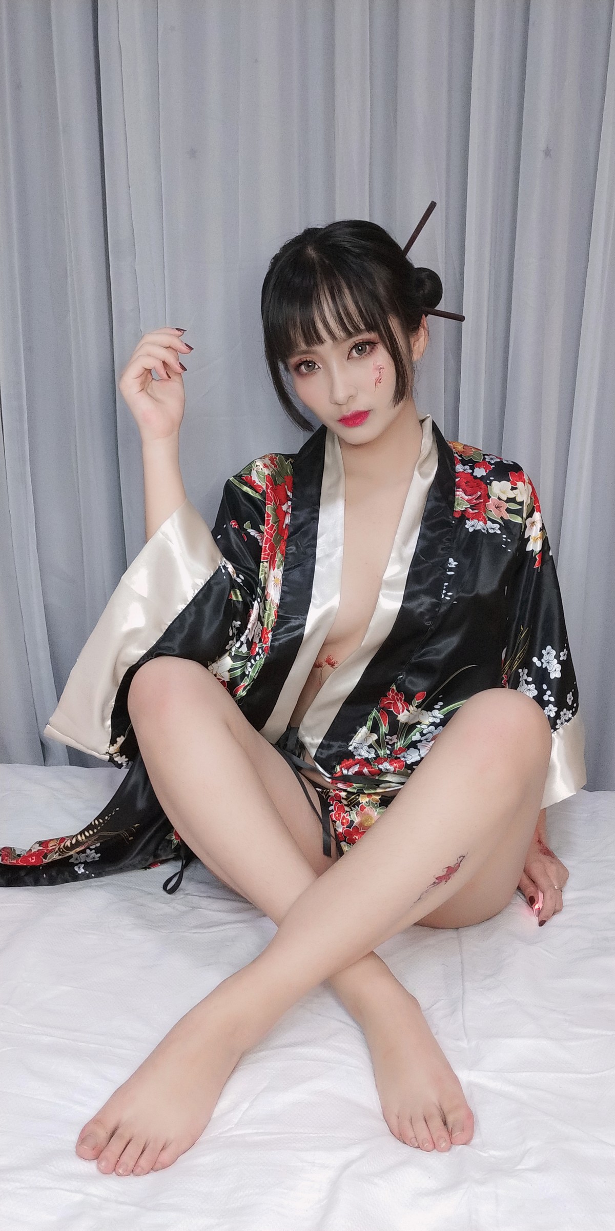 xgyw.top_动漫博主洛璃LoLiSAMA歌舞伎主题私房性感真空和服半脱秀豪乳翘臀诱惑写真92P