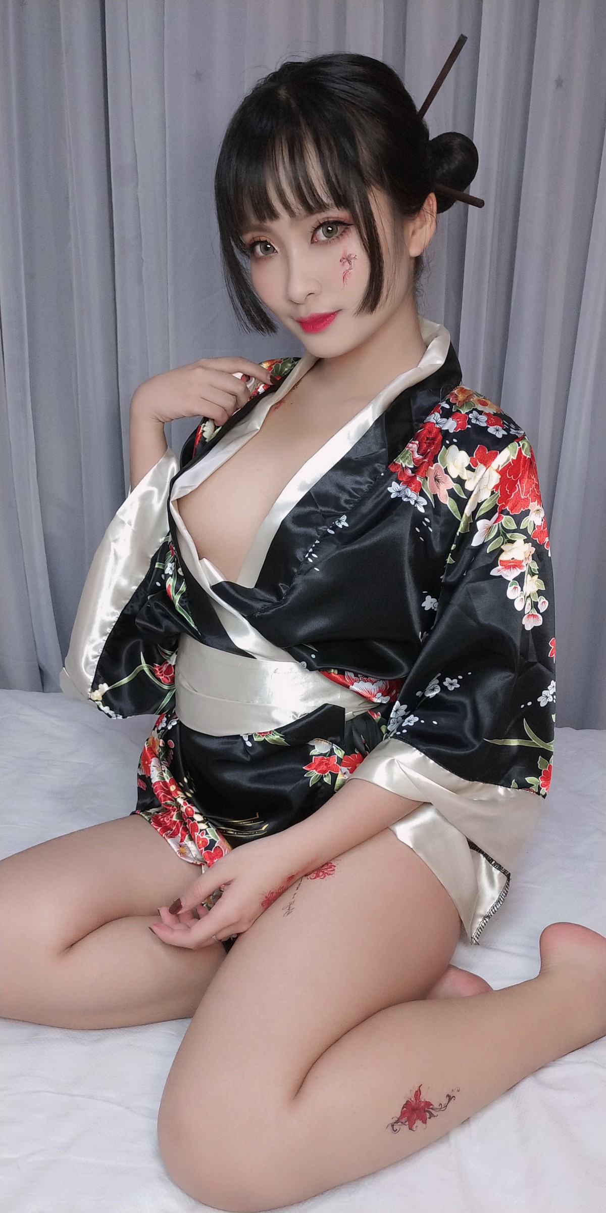 xgyw.top_动漫博主洛璃LoLiSAMA歌舞伎主题私房性感真空和服半脱秀豪乳翘臀诱惑写真92P