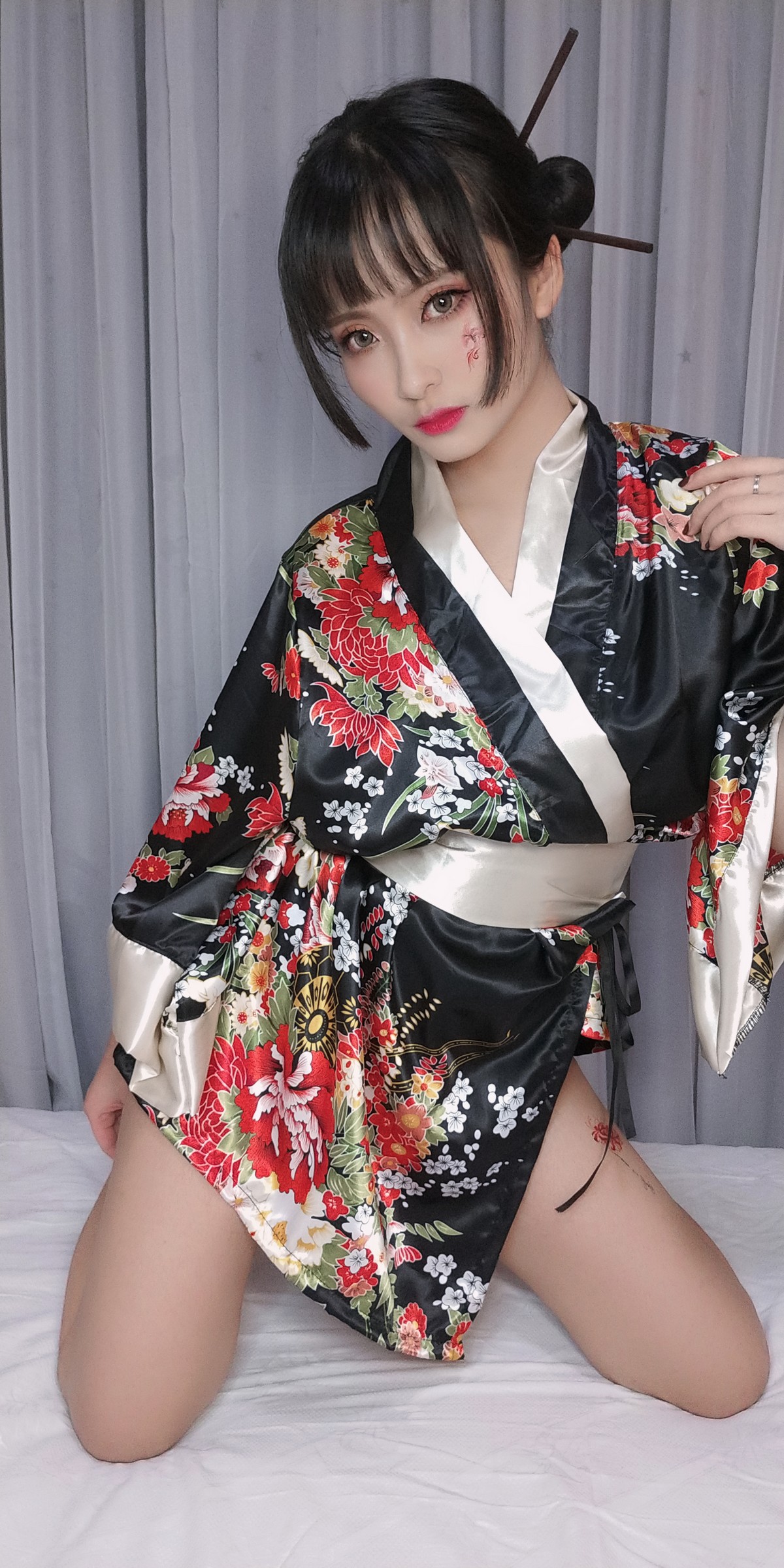 xgyw.top_动漫博主洛璃LoLiSAMA歌舞伎主题私房性感真空和服半脱秀豪乳翘臀诱惑写真92P