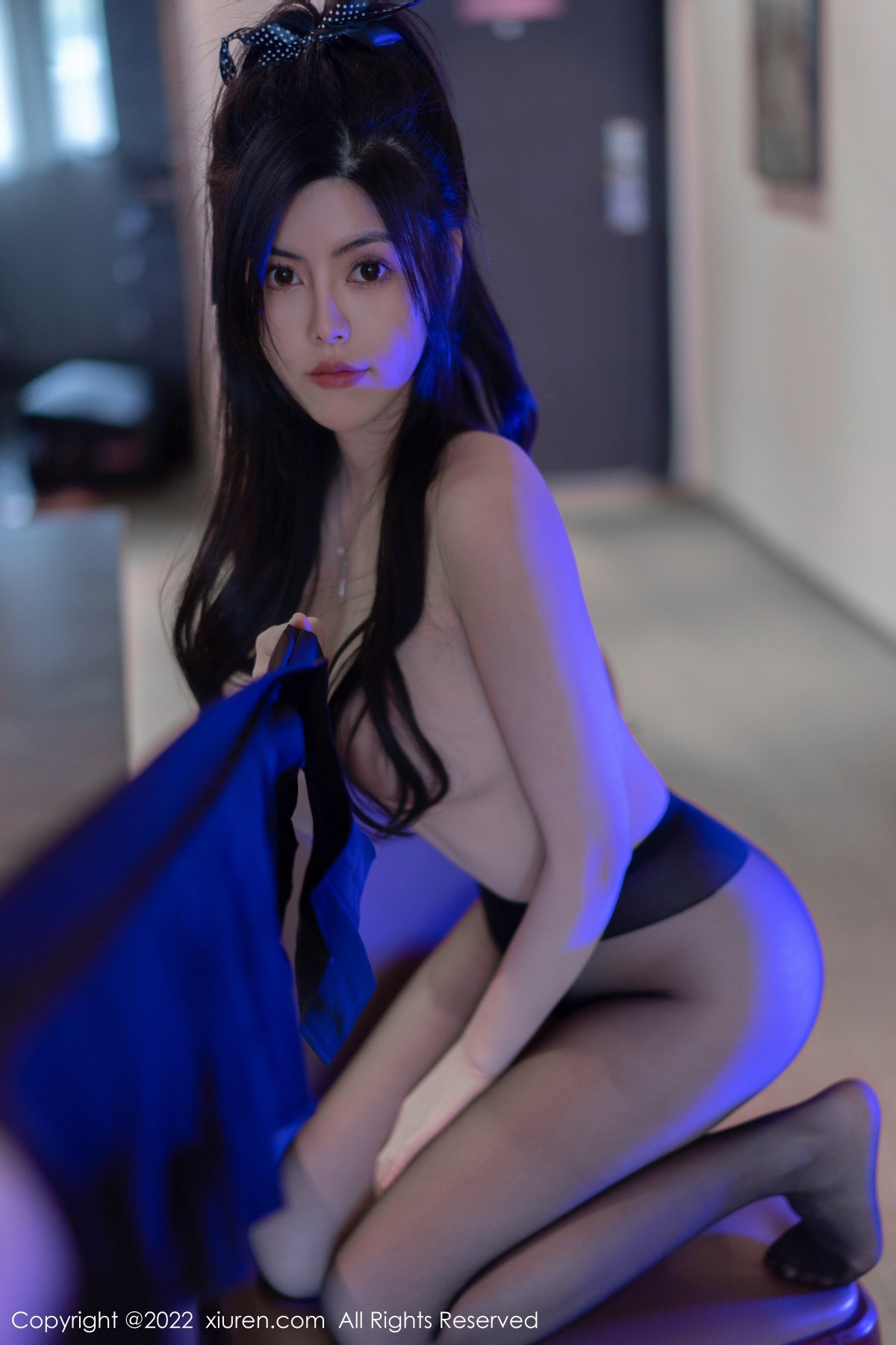 xgyw.top_XiuRen第4718期_模特白甜白色短T配超短裙露无内黑丝裤袜秀翘臀极致诱惑写真50P