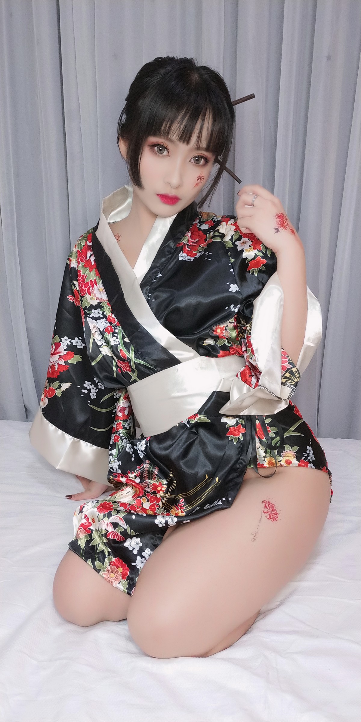 xgyw.top_动漫博主洛璃LoLiSAMA歌舞伎主题私房性感真空和服半脱秀豪乳翘臀诱惑写真92P