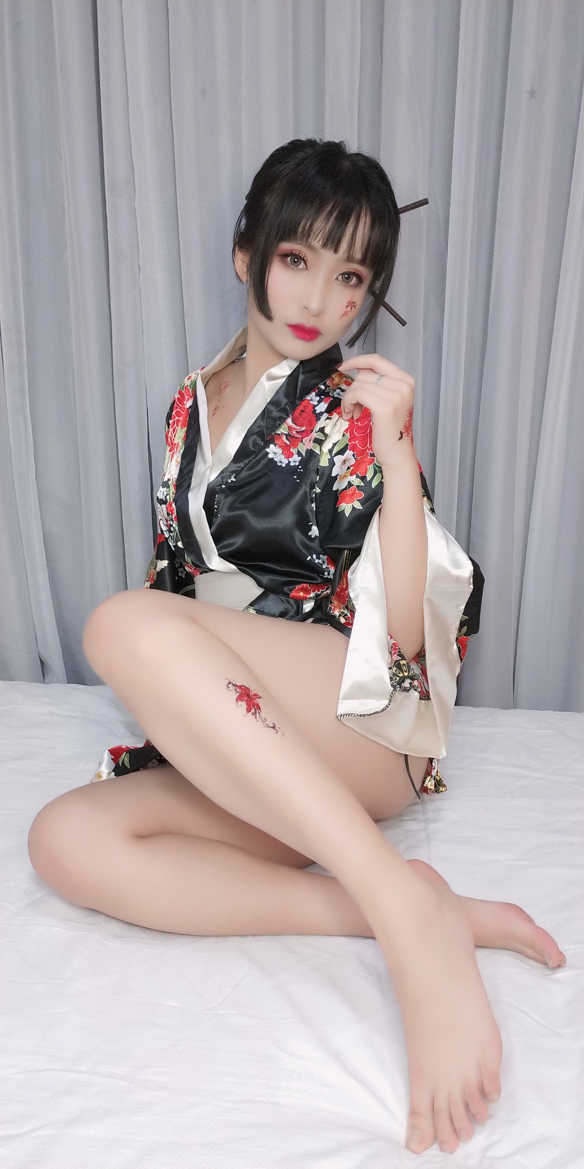 xgyw.top_动漫博主洛璃LoLiSAMA歌舞伎主题私房性感真空和服半脱秀豪乳翘臀诱惑写真92P