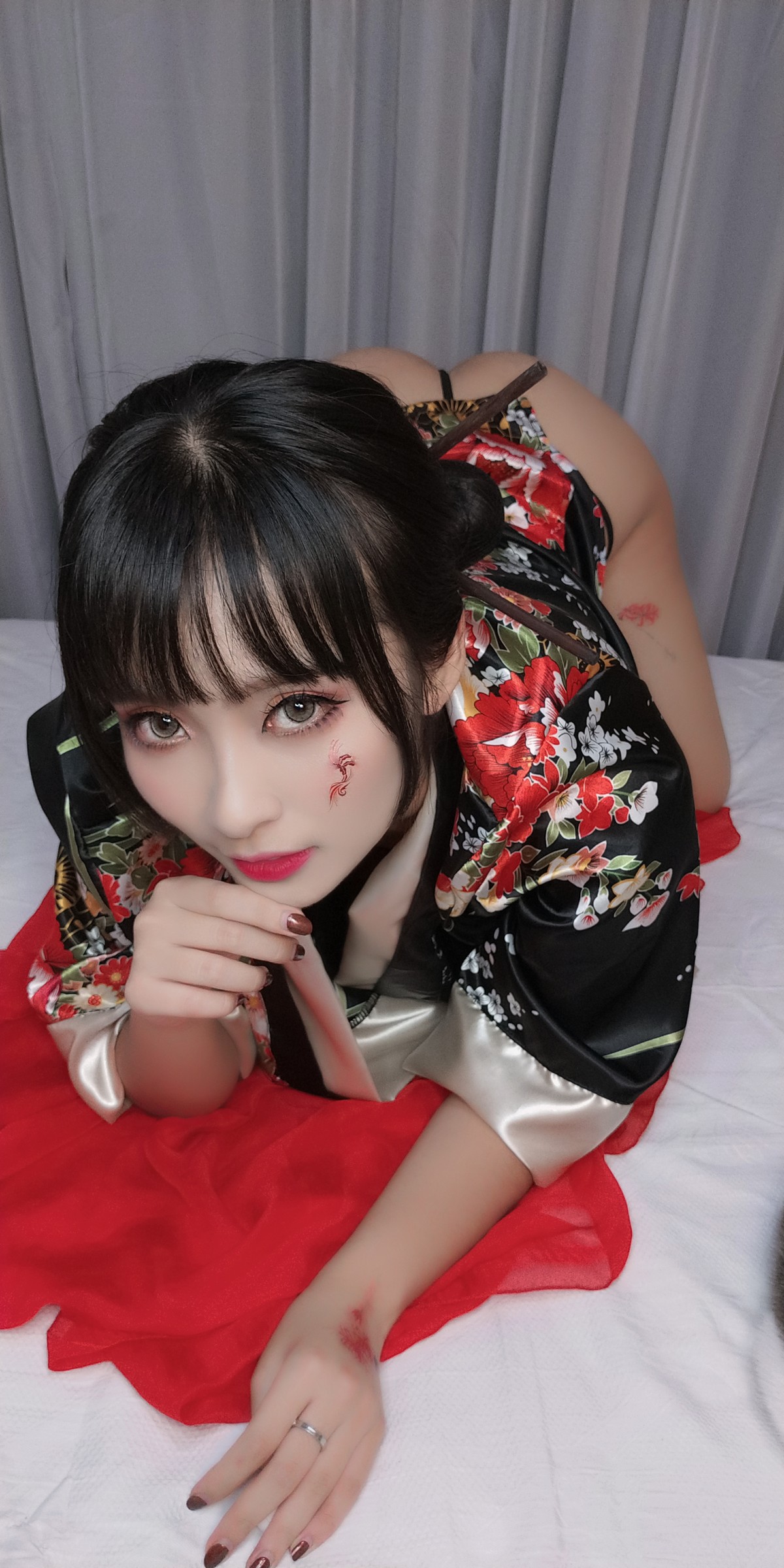 xgyw.top_动漫博主洛璃LoLiSAMA歌舞伎主题私房性感真空和服半脱秀豪乳翘臀诱惑写真92P