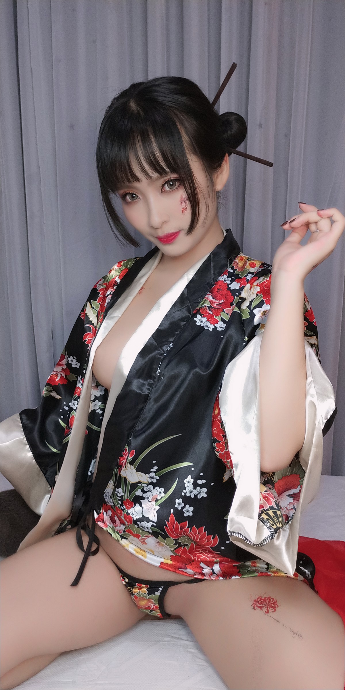 xgyw.top_动漫博主洛璃LoLiSAMA歌舞伎主题私房性感真空和服半脱秀豪乳翘臀诱惑写真92P