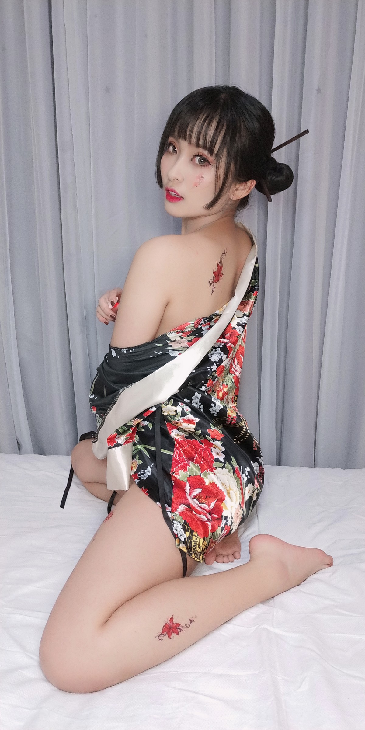 xgyw.top_动漫博主洛璃LoLiSAMA歌舞伎主题私房性感真空和服半脱秀豪乳翘臀诱惑写真92P