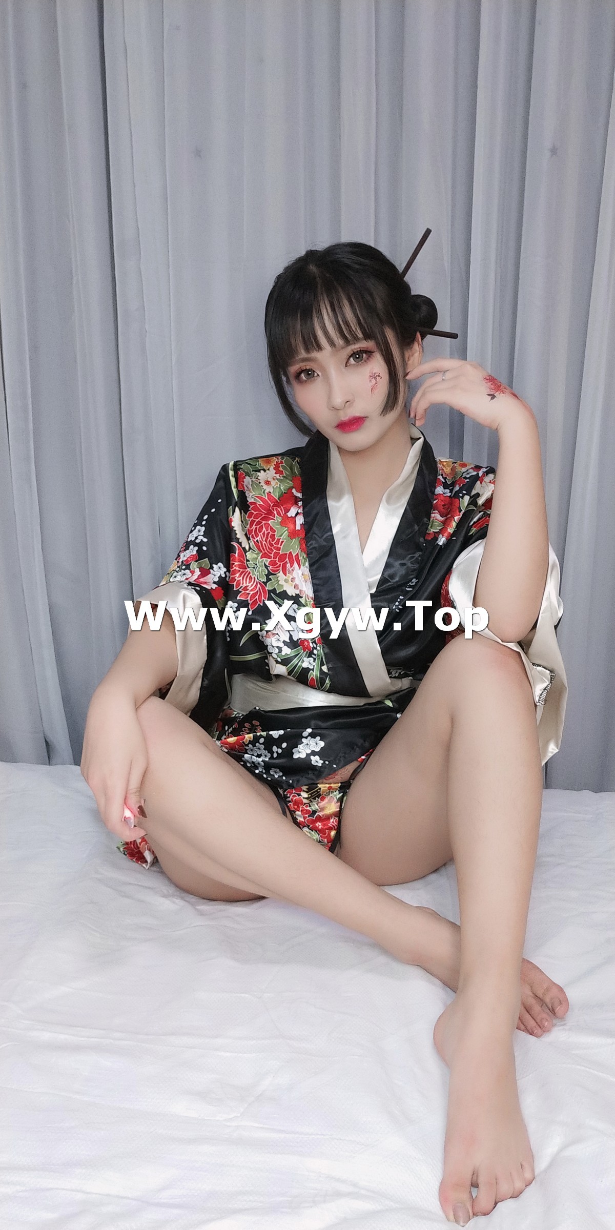 xgyw.top_动漫博主洛璃LoLiSAMA歌舞伎主题私房性感真空和服半脱秀豪乳翘臀诱惑写真92P