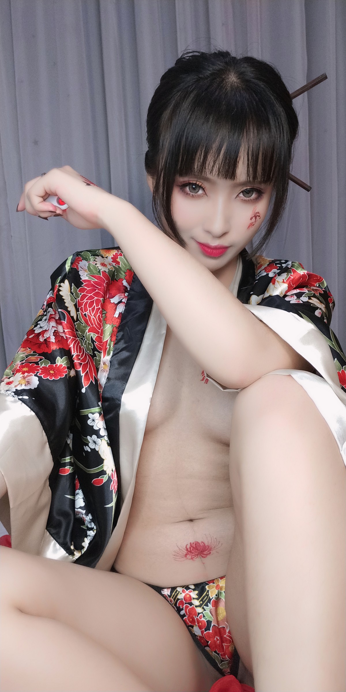 xgyw.top_动漫博主洛璃LoLiSAMA歌舞伎主题私房性感真空和服半脱秀豪乳翘臀诱惑写真92P