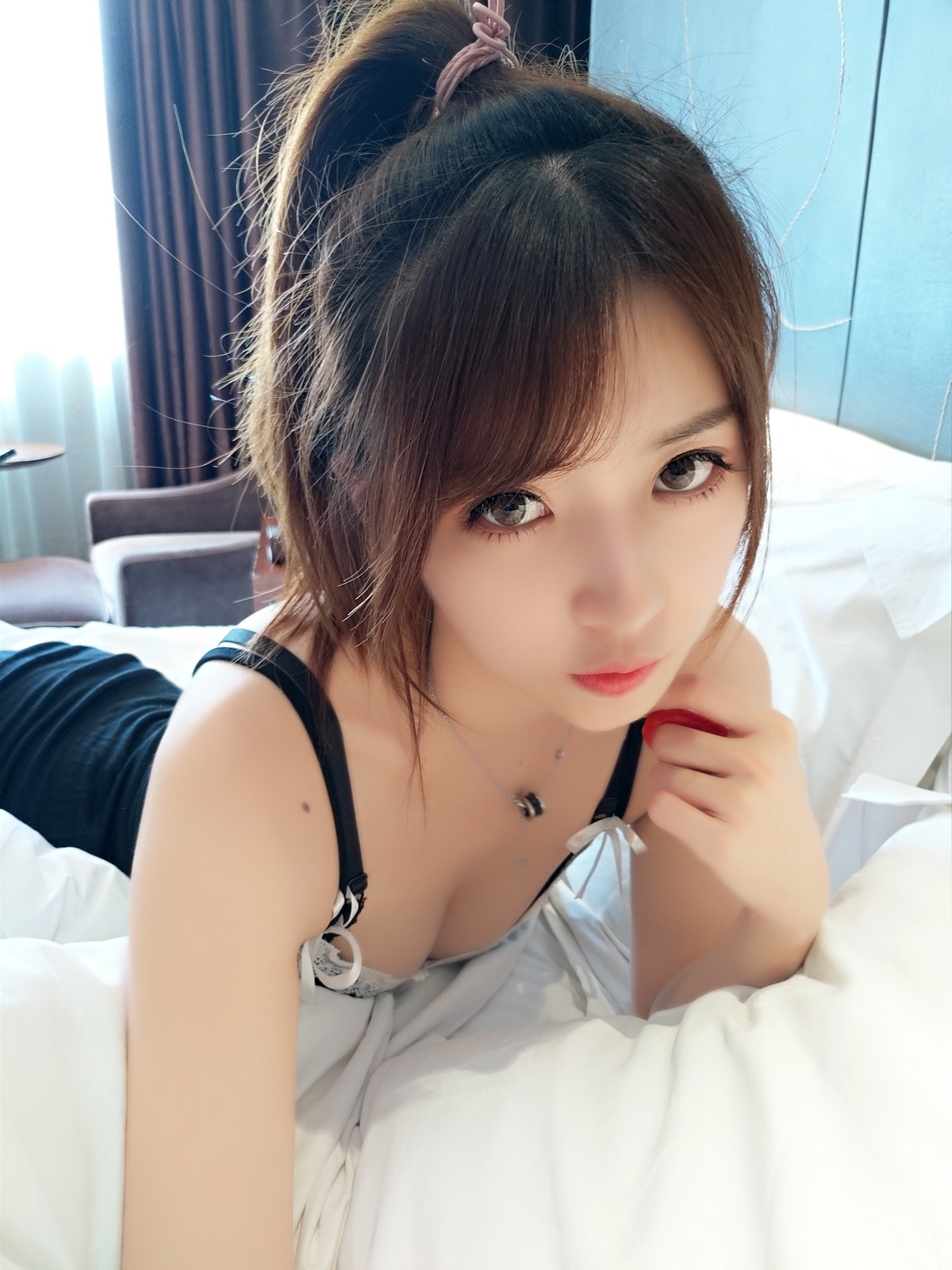 xgyw.top_斗鱼主播小女巫露娜黑色吊带裙主题私房床上深V吊带配黑丝裤袜完美诱惑写真36P