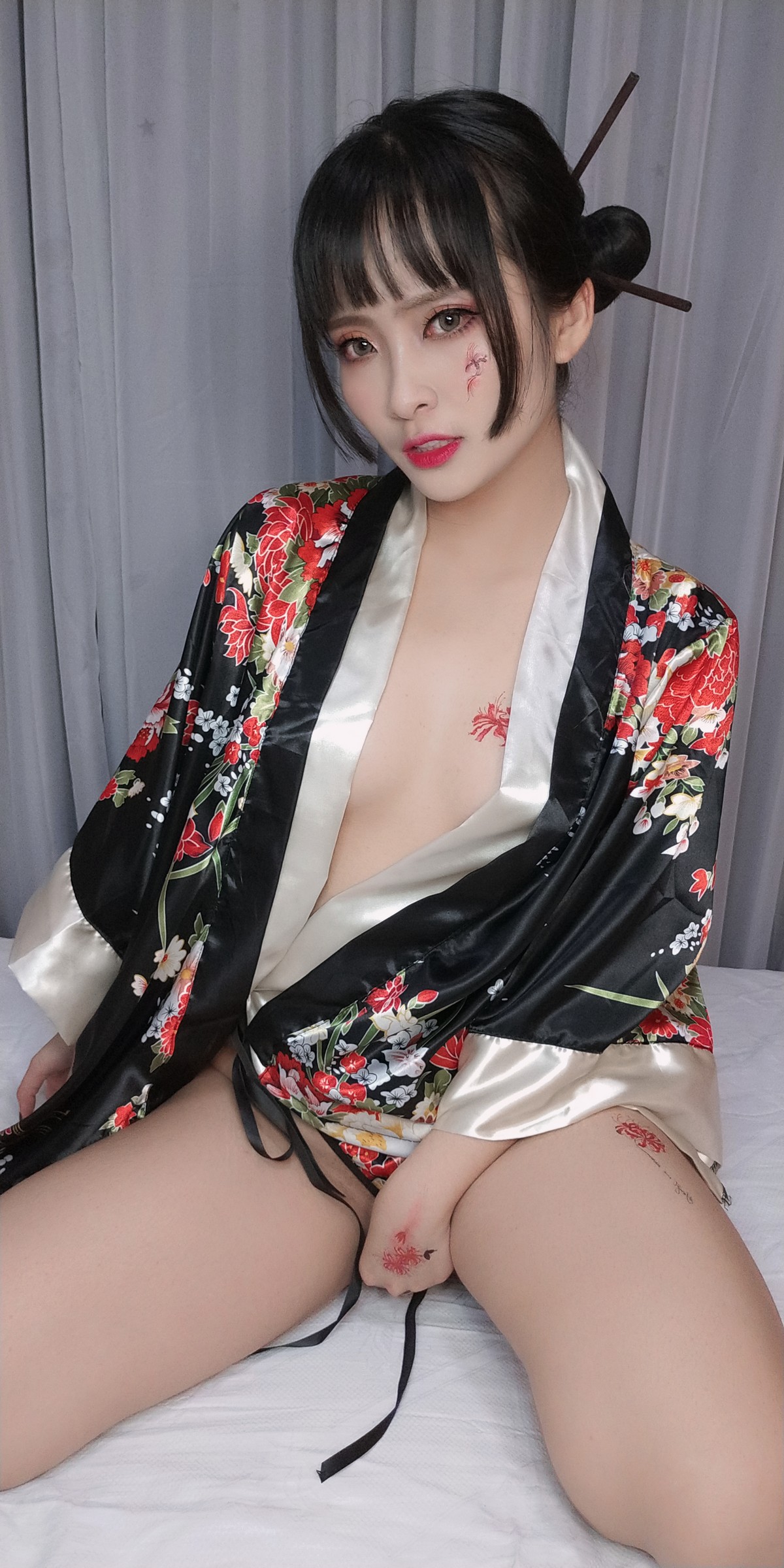xgyw.top_动漫博主洛璃LoLiSAMA歌舞伎主题私房性感真空和服半脱秀豪乳翘臀诱惑写真92P