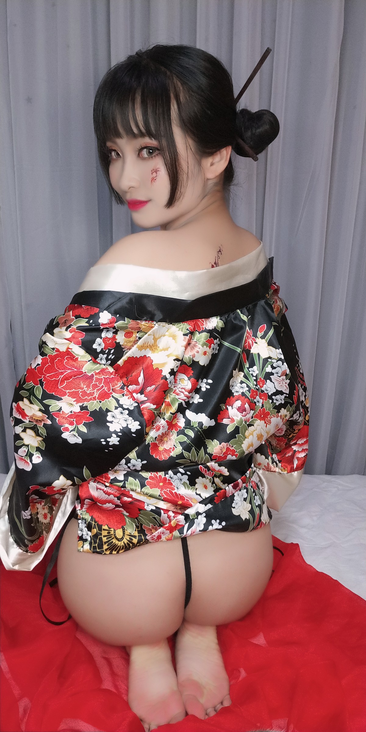 xgyw.top_动漫博主洛璃LoLiSAMA歌舞伎主题私房性感真空和服半脱秀豪乳翘臀诱惑写真92P