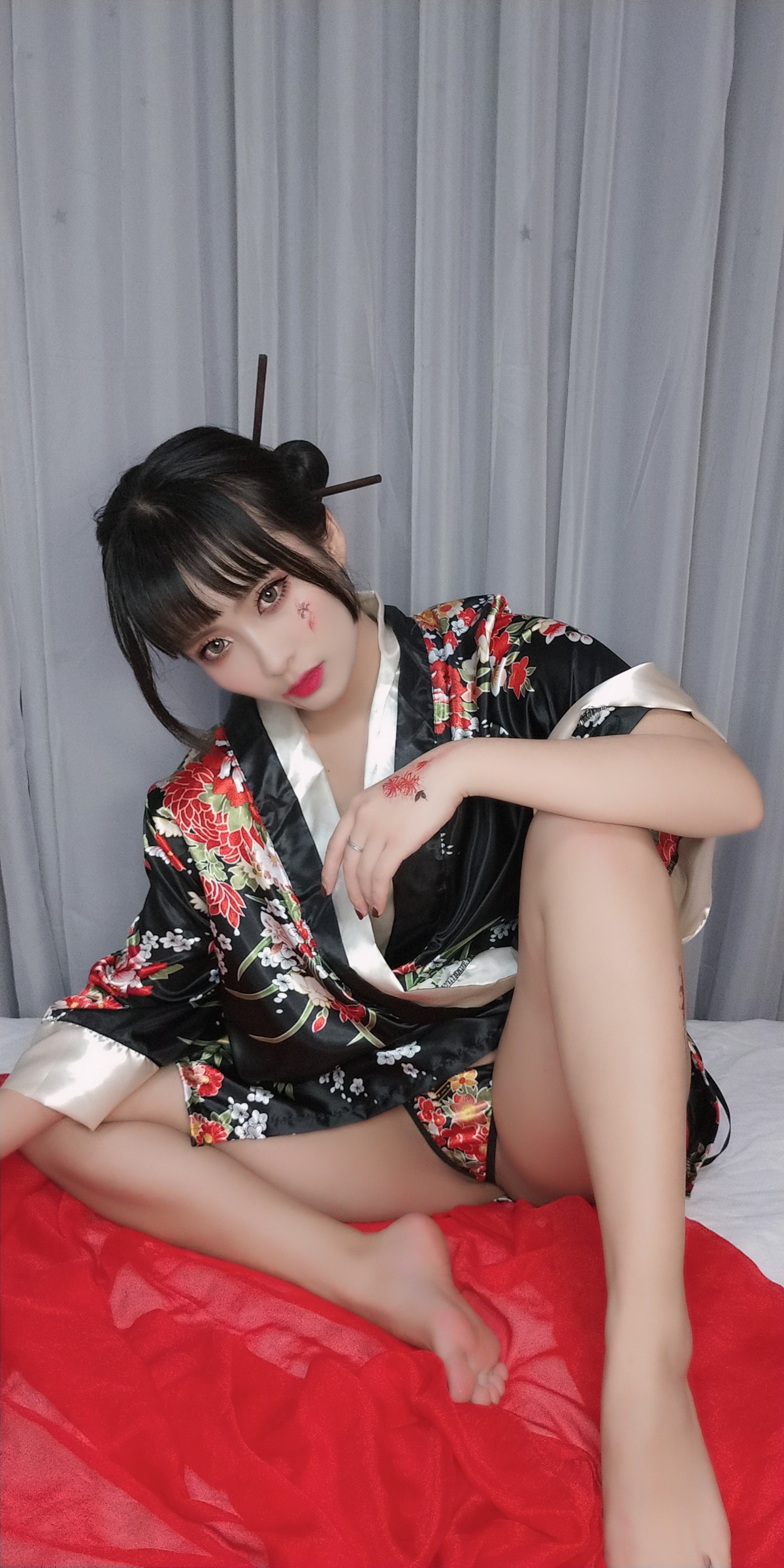 xgyw.top_动漫博主洛璃LoLiSAMA歌舞伎主题私房性感真空和服半脱秀豪乳翘臀诱惑写真92P