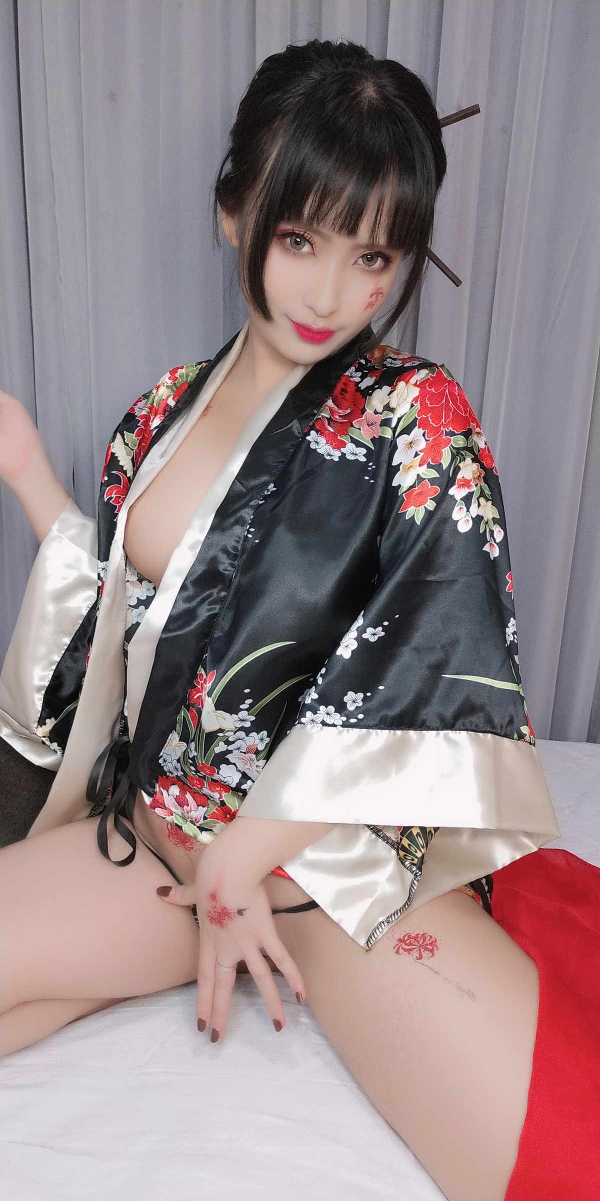 xgyw.top_动漫博主洛璃LoLiSAMA歌舞伎主题私房性感真空和服半脱秀豪乳翘臀诱惑写真92P