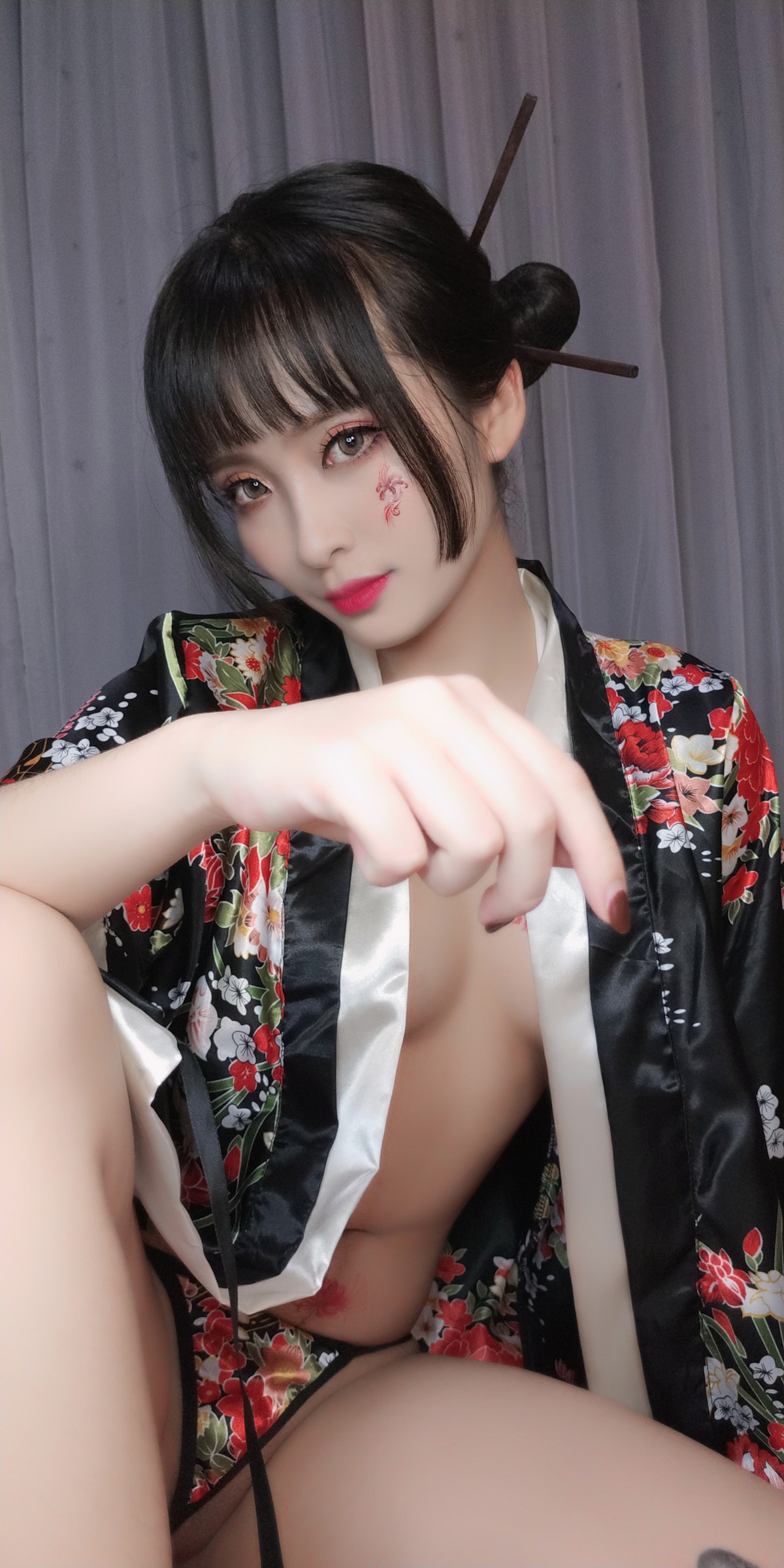 xgyw.top_动漫博主洛璃LoLiSAMA歌舞伎主题私房性感真空和服半脱秀豪乳翘臀诱惑写真92P