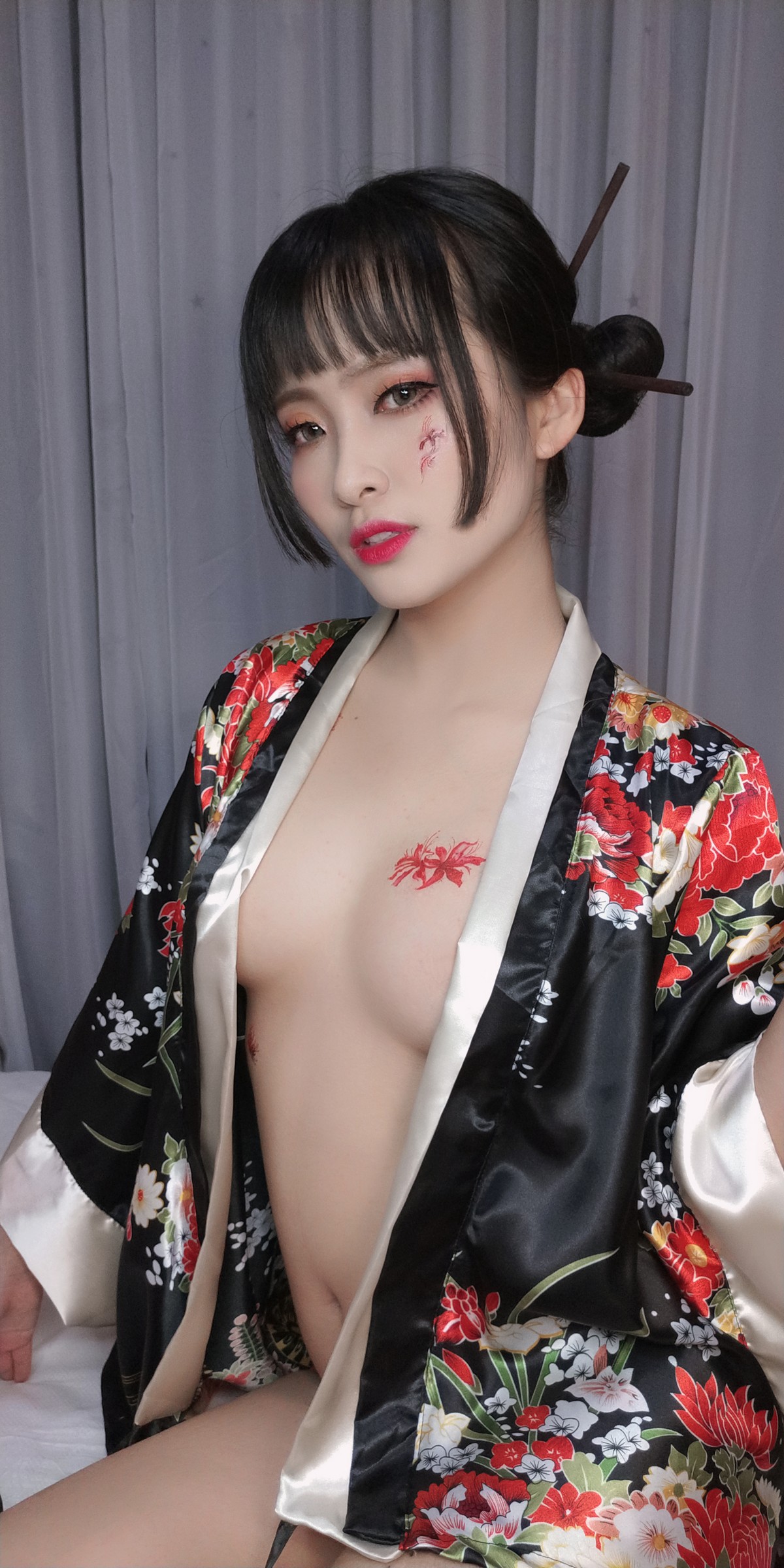 xgyw.top_动漫博主洛璃LoLiSAMA歌舞伎主题私房性感真空和服半脱秀豪乳翘臀诱惑写真92P