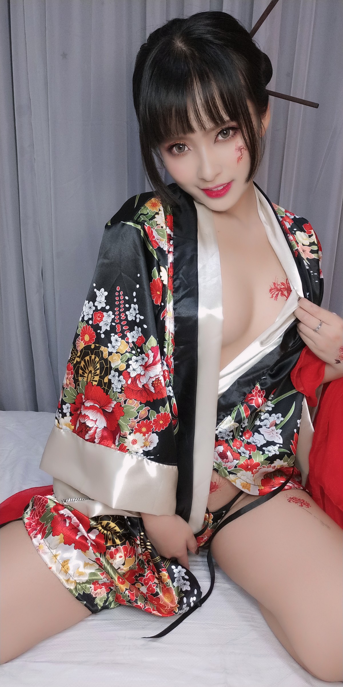 xgyw.top_动漫博主洛璃LoLiSAMA歌舞伎主题私房性感真空和服半脱秀豪乳翘臀诱惑写真92P