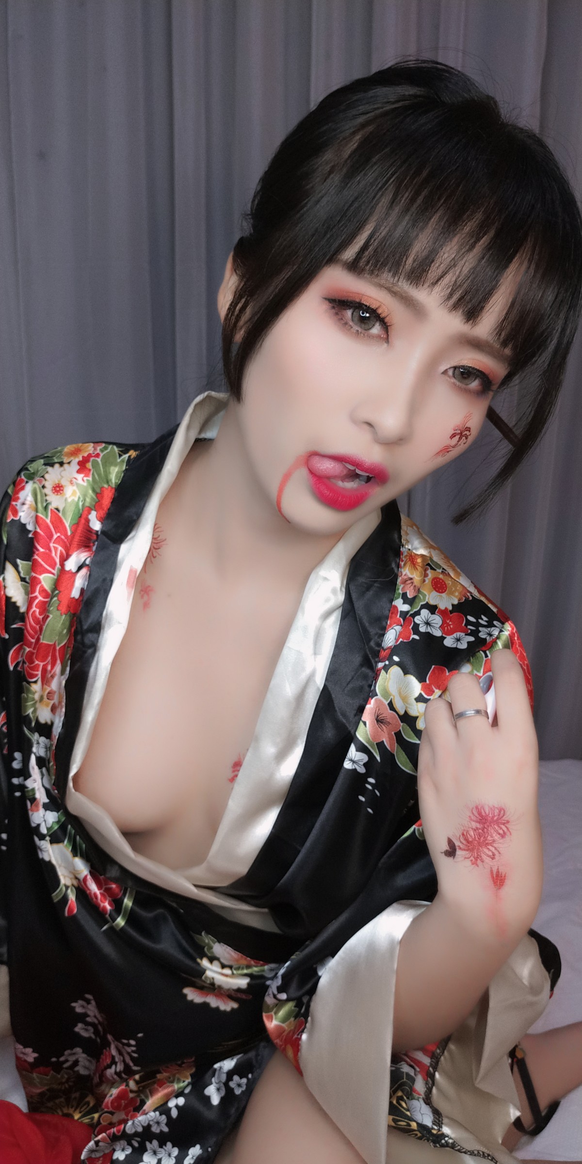 xgyw.top_动漫博主洛璃LoLiSAMA歌舞伎主题私房性感真空和服半脱秀豪乳翘臀诱惑写真92P