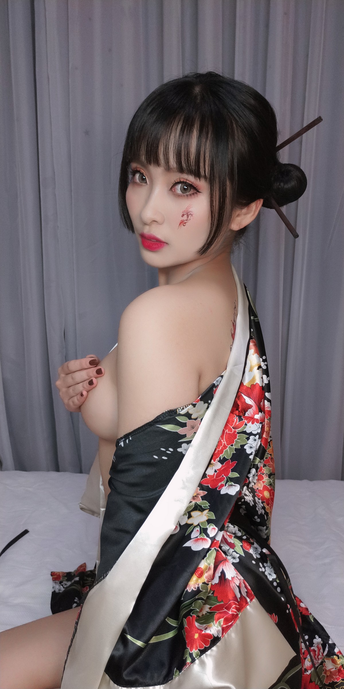 xgyw.top_动漫博主洛璃LoLiSAMA歌舞伎主题私房性感真空和服半脱秀豪乳翘臀诱惑写真92P