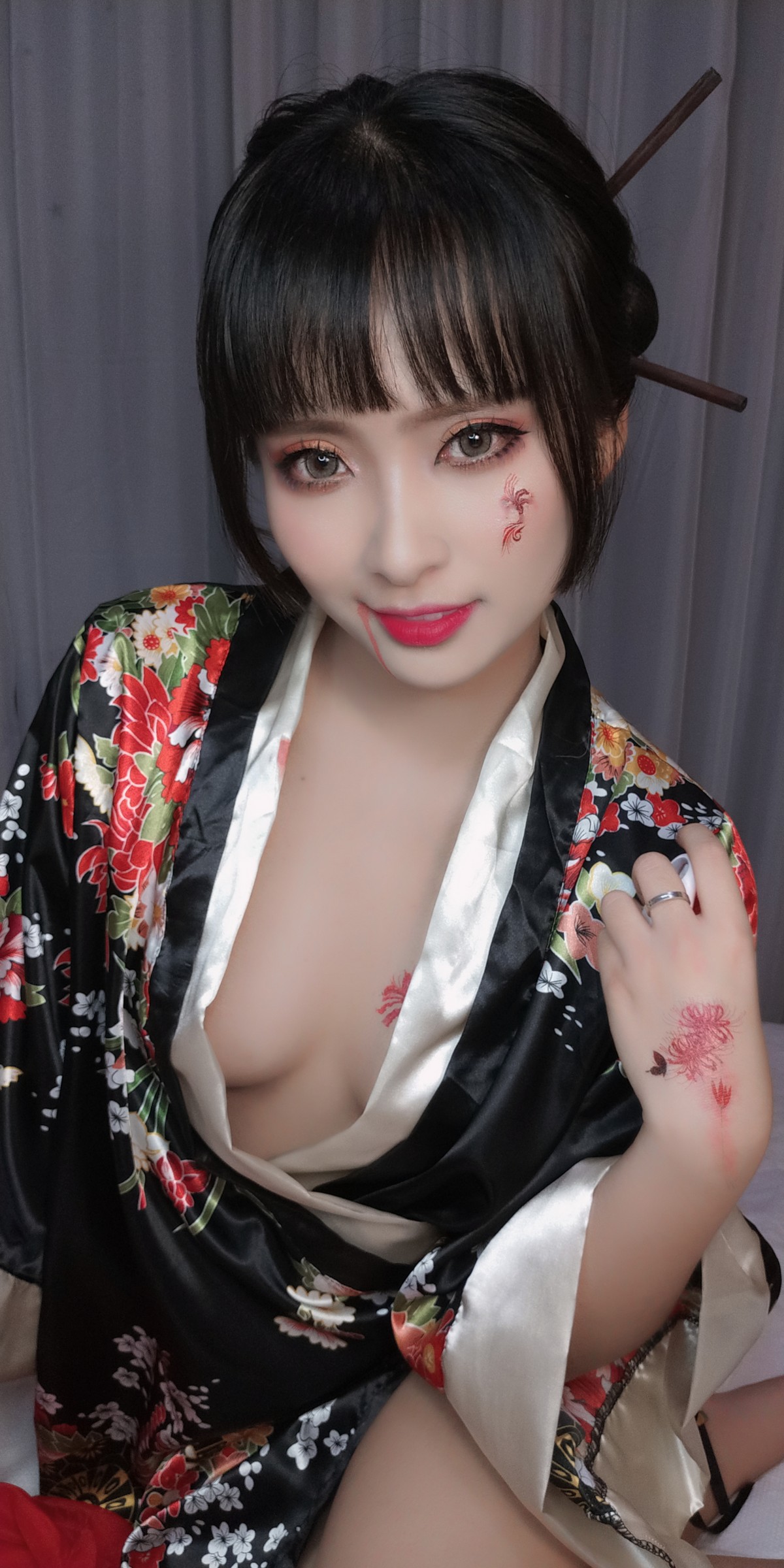 xgyw.top_动漫博主洛璃LoLiSAMA歌舞伎主题私房性感真空和服半脱秀豪乳翘臀诱惑写真92P