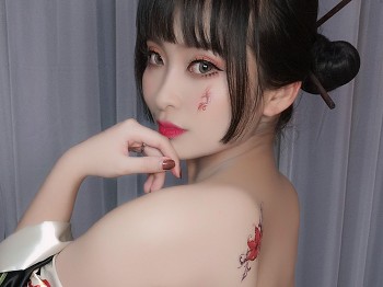 动漫博主洛璃LoLiSAMA歌舞伎主题私人性感真空和服半脱秀豪乳蜜桃臀骚扰写真92P