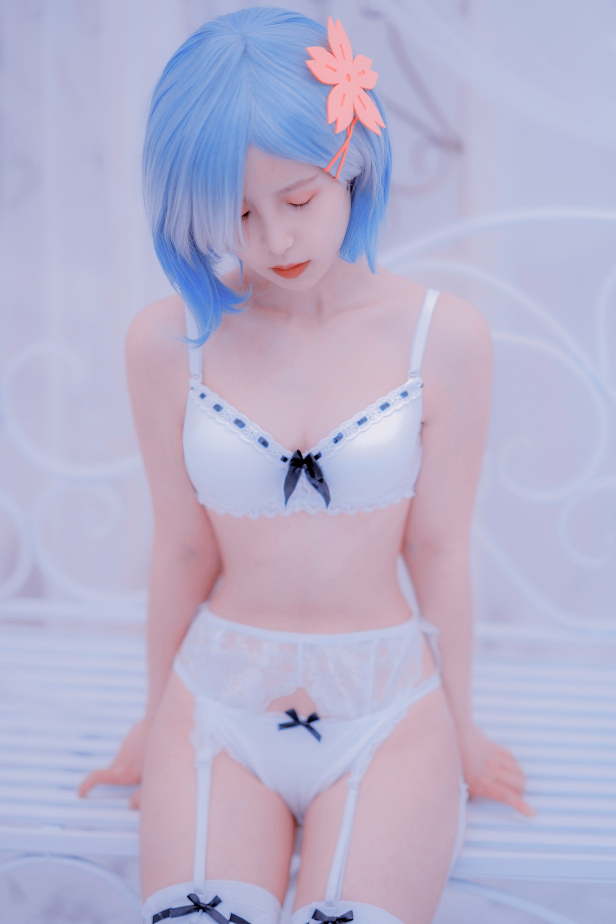 xgyw.top_网络美少女晕崽Zz蕾姆主题私房性感白色蕾丝内衣配白丝吊袜秀完美身材诱惑写真30P