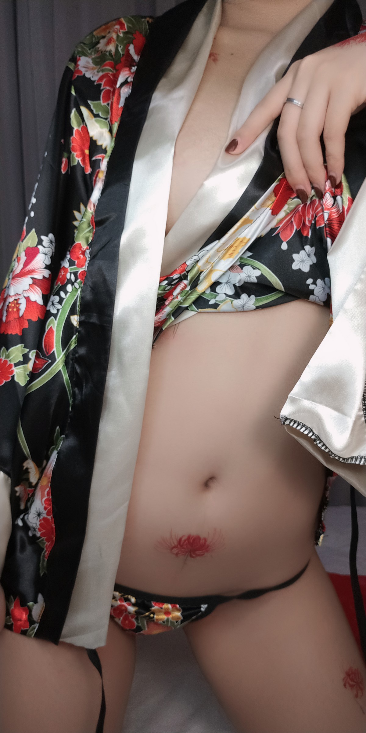xgyw.top_动漫博主洛璃LoLiSAMA歌舞伎主题私房性感真空和服半脱秀豪乳翘臀诱惑写真92P