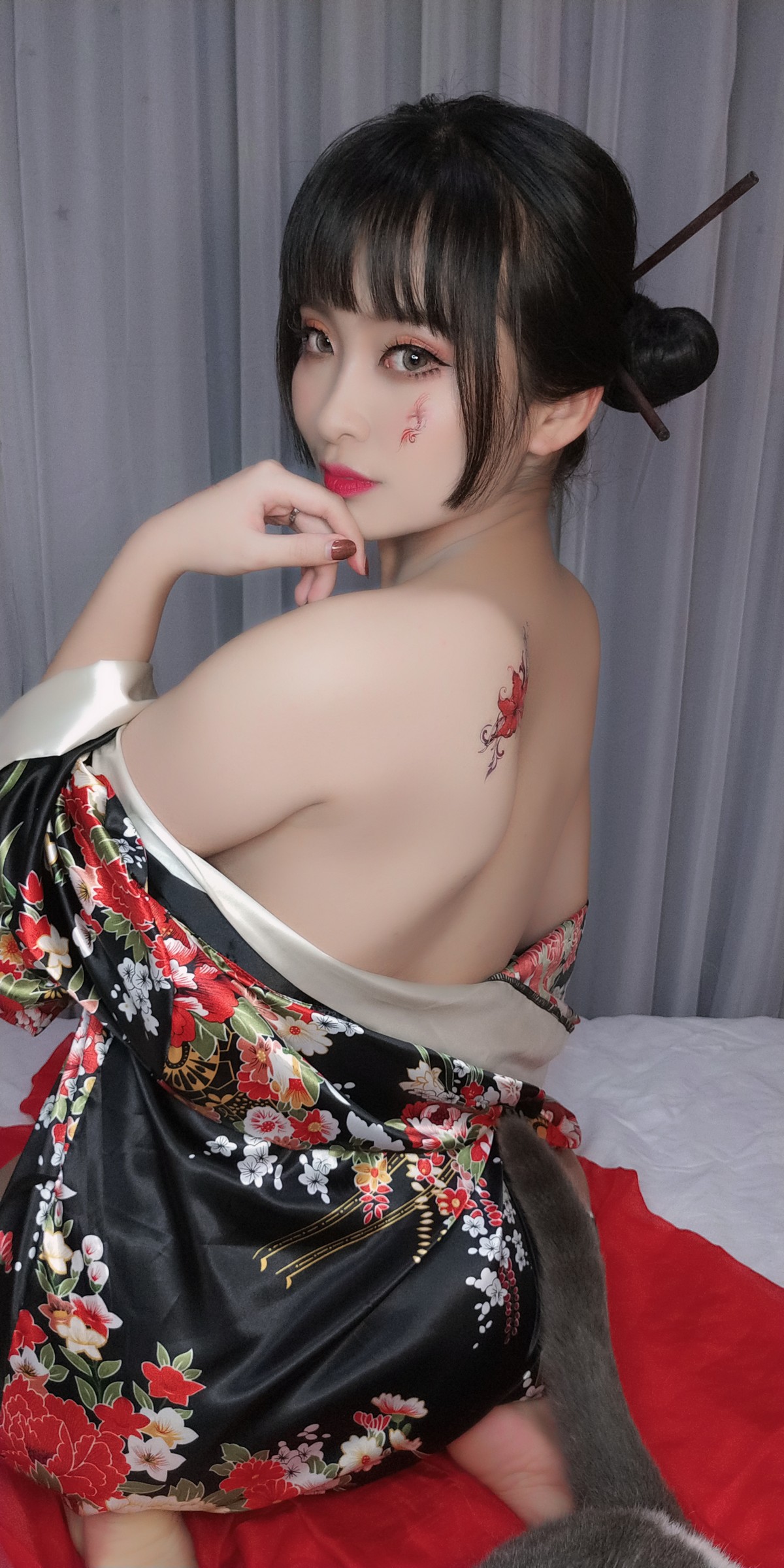 xgyw.top_动漫博主洛璃LoLiSAMA歌舞伎主题私房性感真空和服半脱秀豪乳翘臀诱惑写真92P