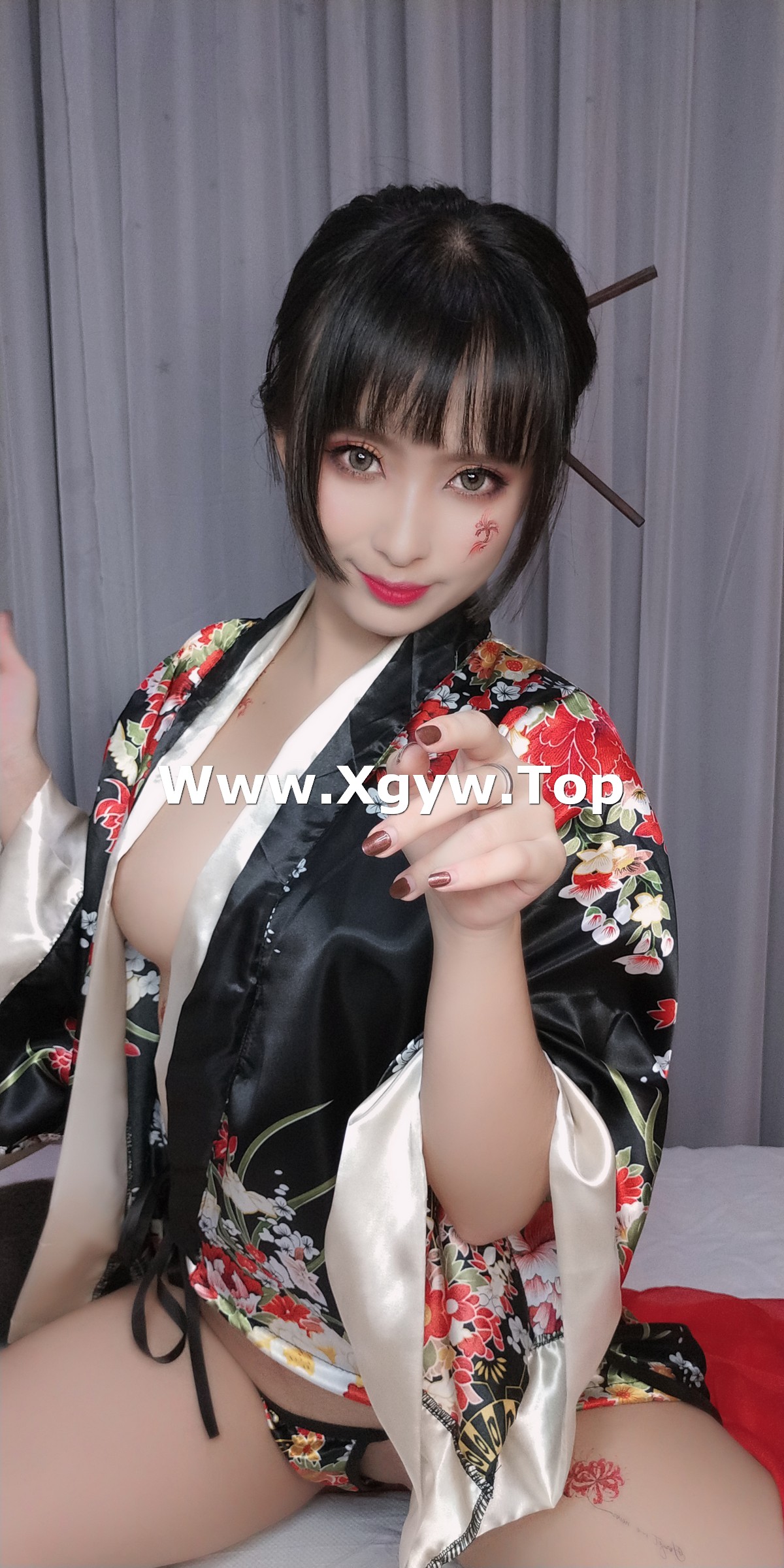 xgyw.top_动漫博主洛璃LoLiSAMA歌舞伎主题私房性感真空和服半脱秀豪乳翘臀诱惑写真92P
