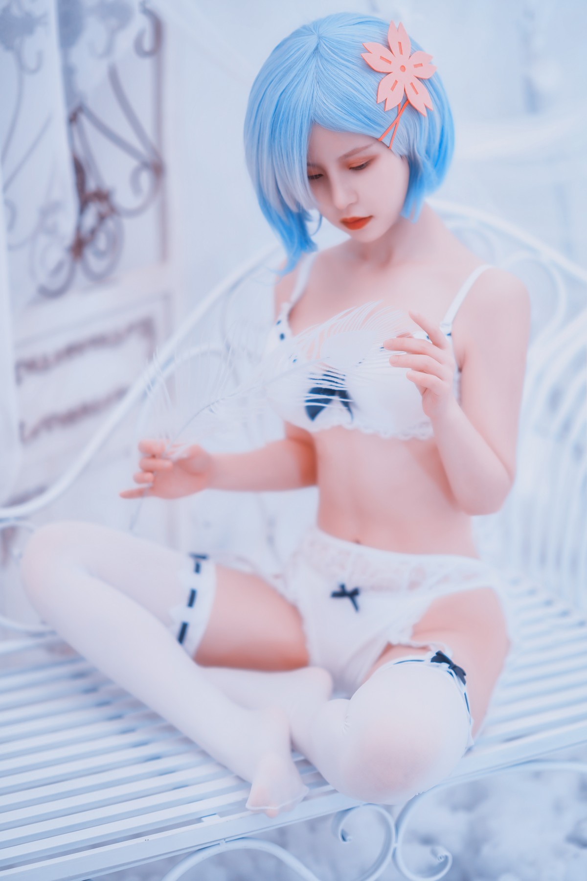 xgyw.top_网络美少女晕崽Zz蕾姆主题私房性感白色蕾丝内衣配白丝吊袜秀完美身材诱惑写真30P