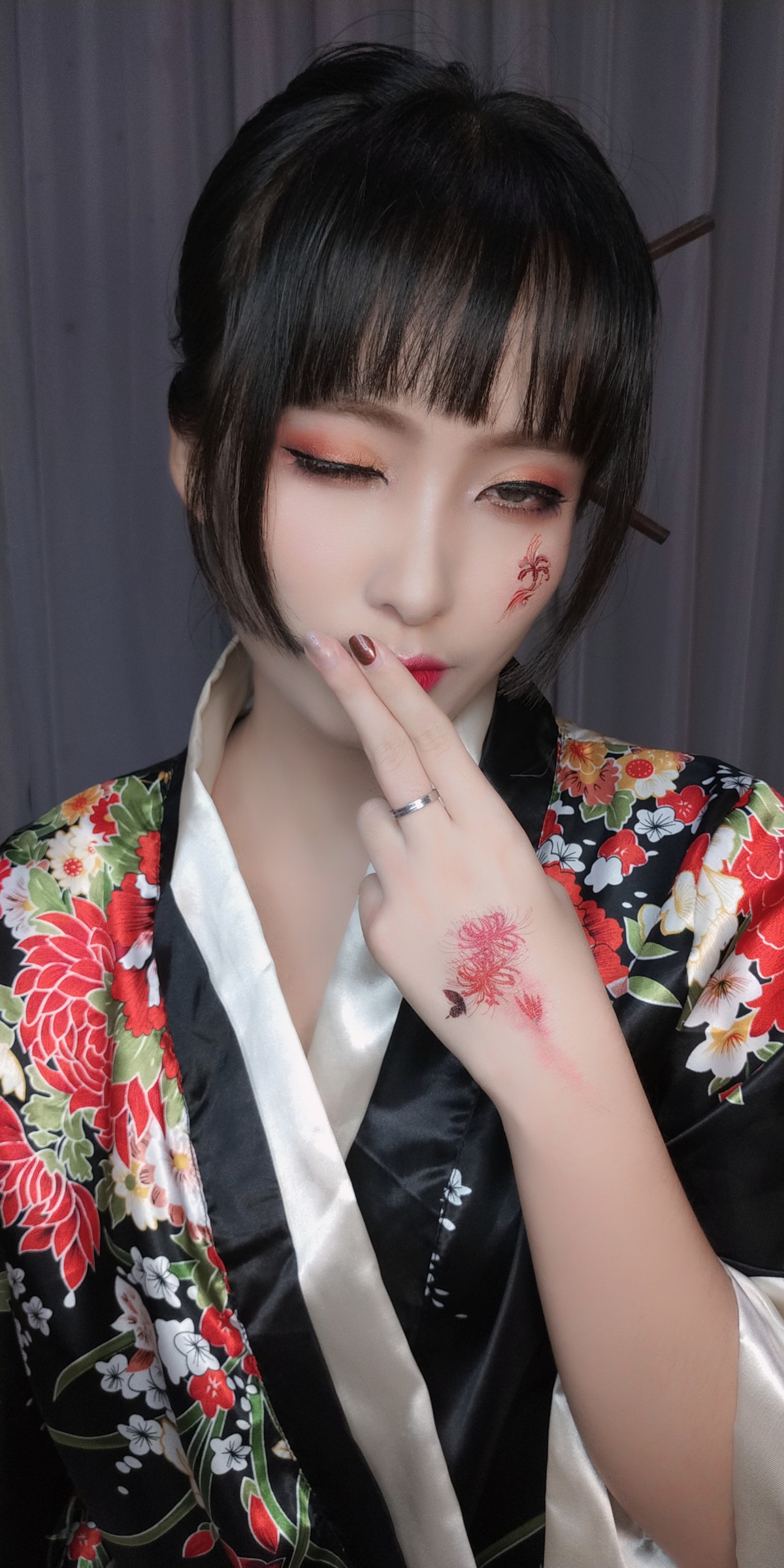 xgyw.top_动漫博主洛璃LoLiSAMA歌舞伎主题私房性感真空和服半脱秀豪乳翘臀诱惑写真92P