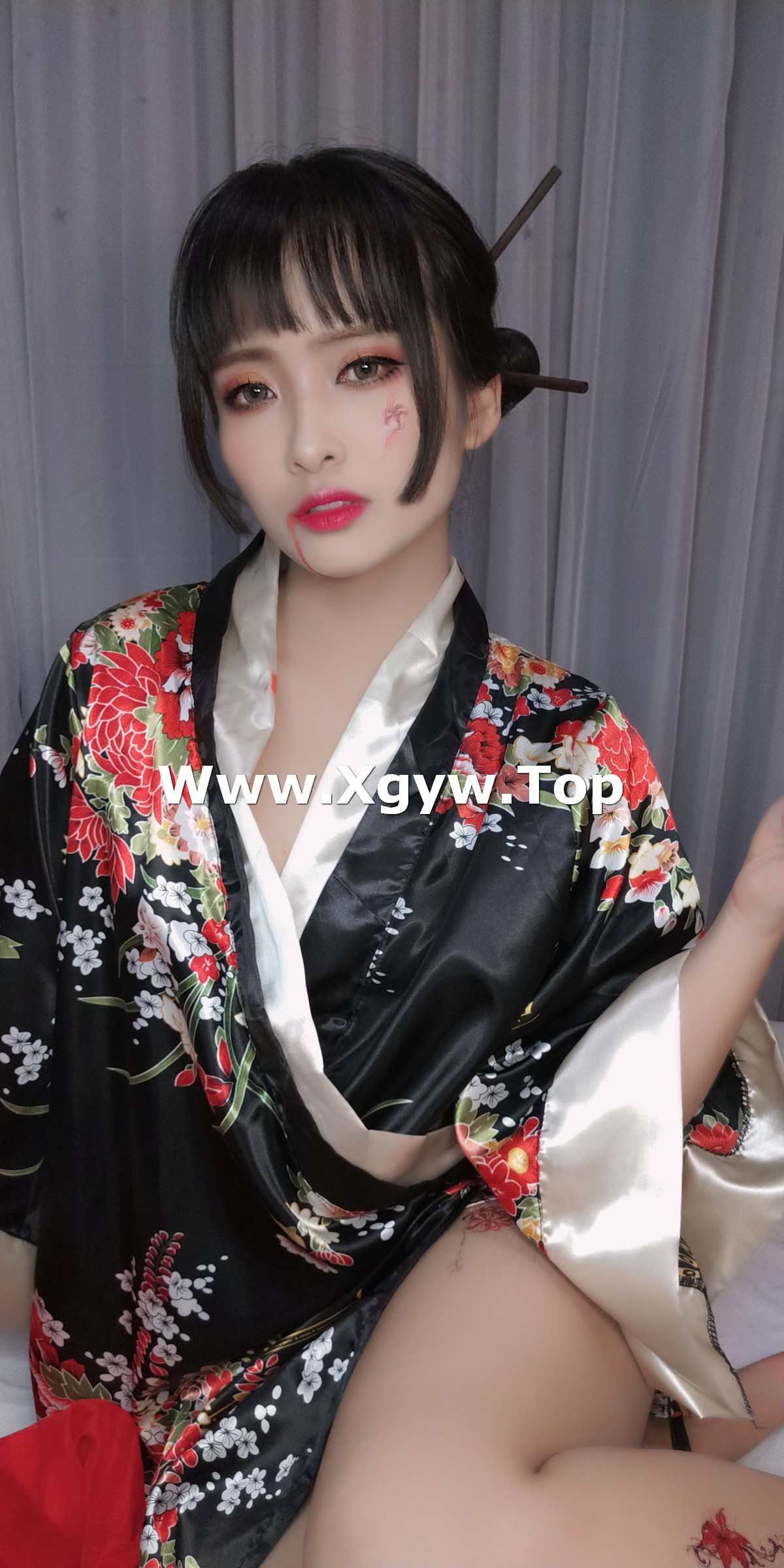 xgyw.top_动漫博主洛璃LoLiSAMA歌舞伎主题私房性感真空和服半脱秀豪乳翘臀诱惑写真92P