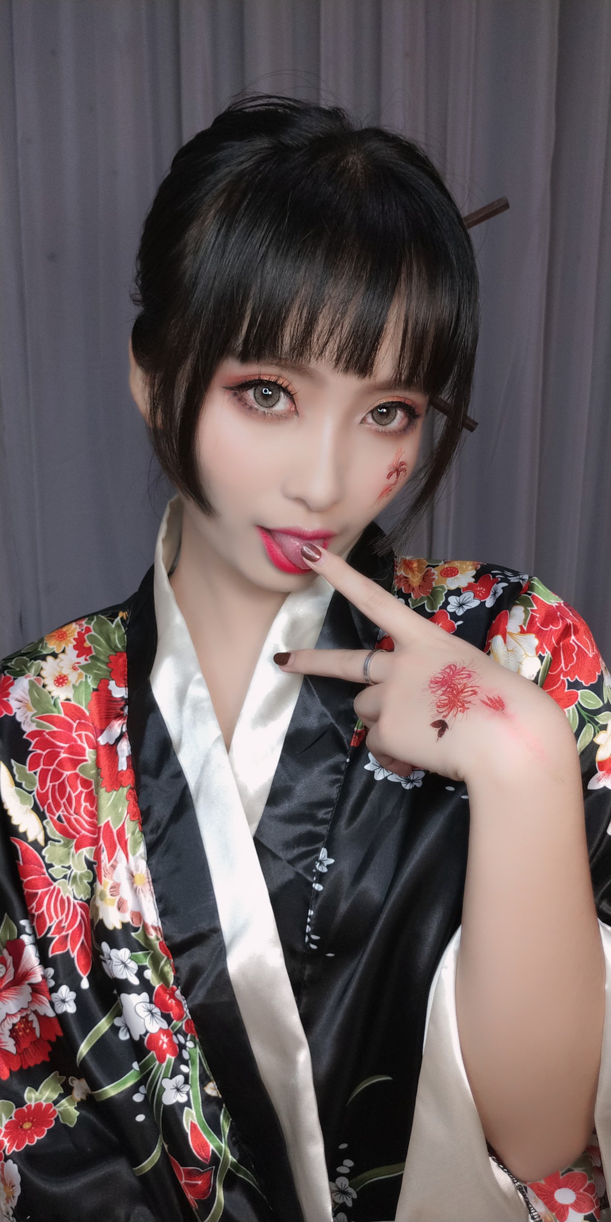 xgyw.top_动漫博主洛璃LoLiSAMA歌舞伎主题私房性感真空和服半脱秀豪乳翘臀诱惑写真92P