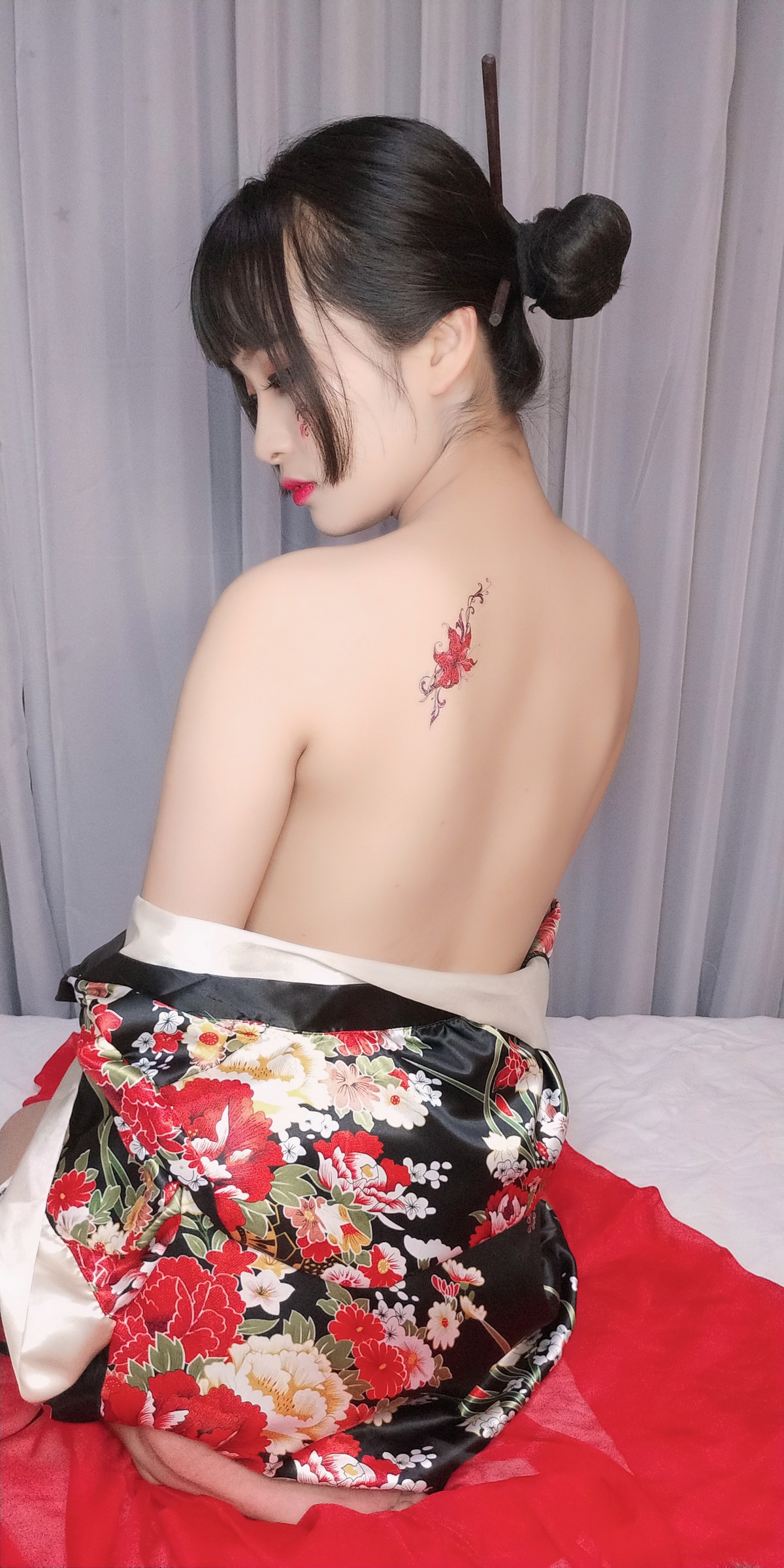 xgyw.top_动漫博主洛璃LoLiSAMA歌舞伎主题私房性感真空和服半脱秀豪乳翘臀诱惑写真92P