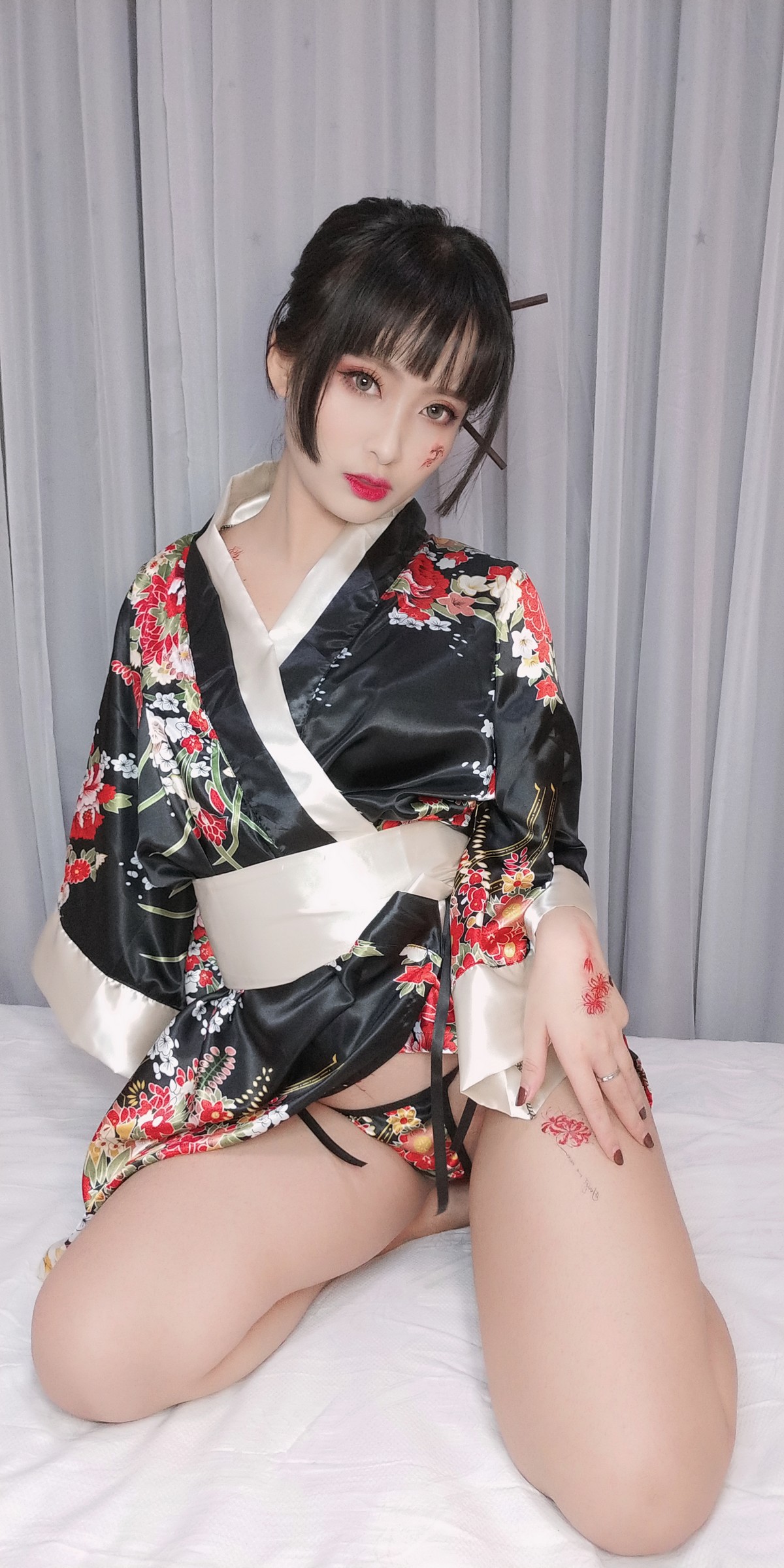 xgyw.top_动漫博主洛璃LoLiSAMA歌舞伎主题私房性感真空和服半脱秀豪乳翘臀诱惑写真92P