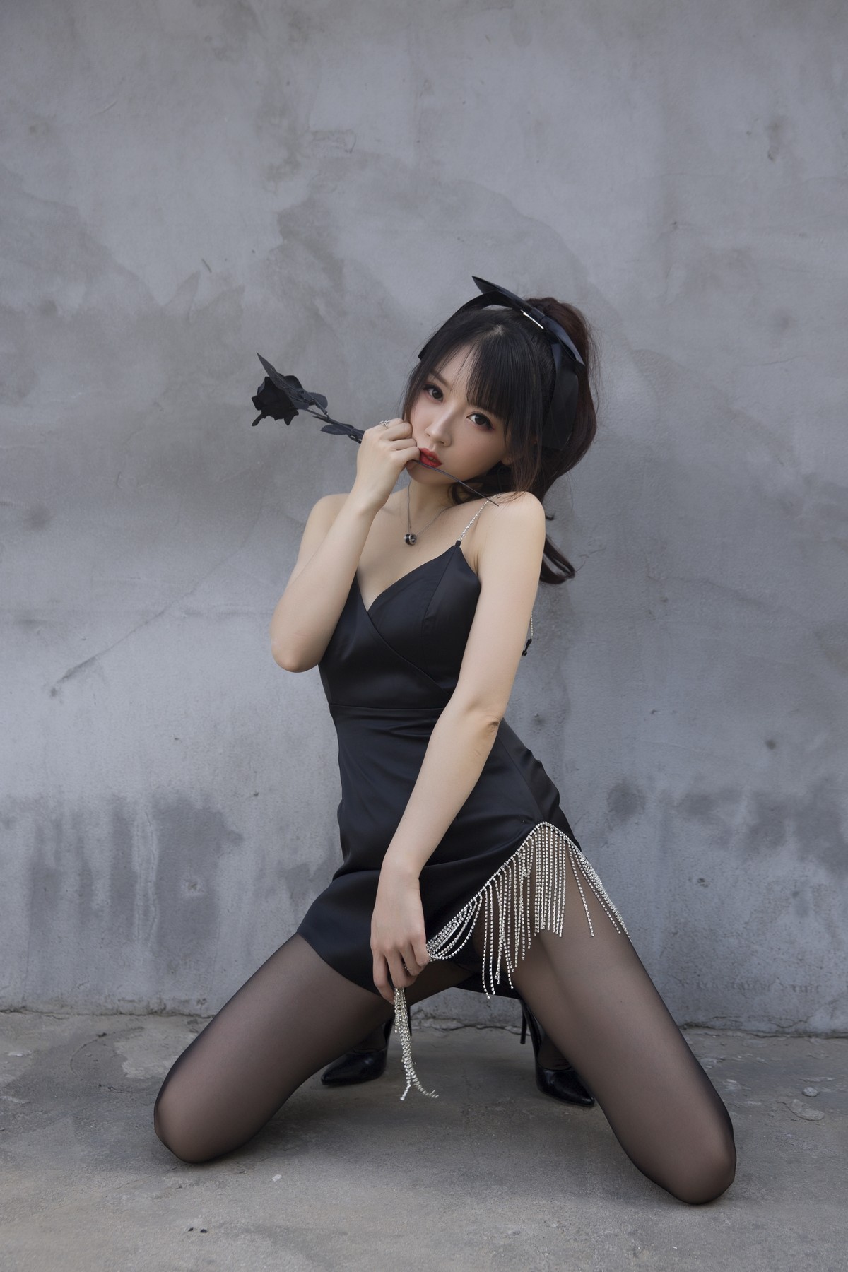 xgyw.top_斗鱼主播小女巫露娜黑色流苏主题性感吊带短裙配黑丝裤袜秀翘臀美腿诱惑写真32P