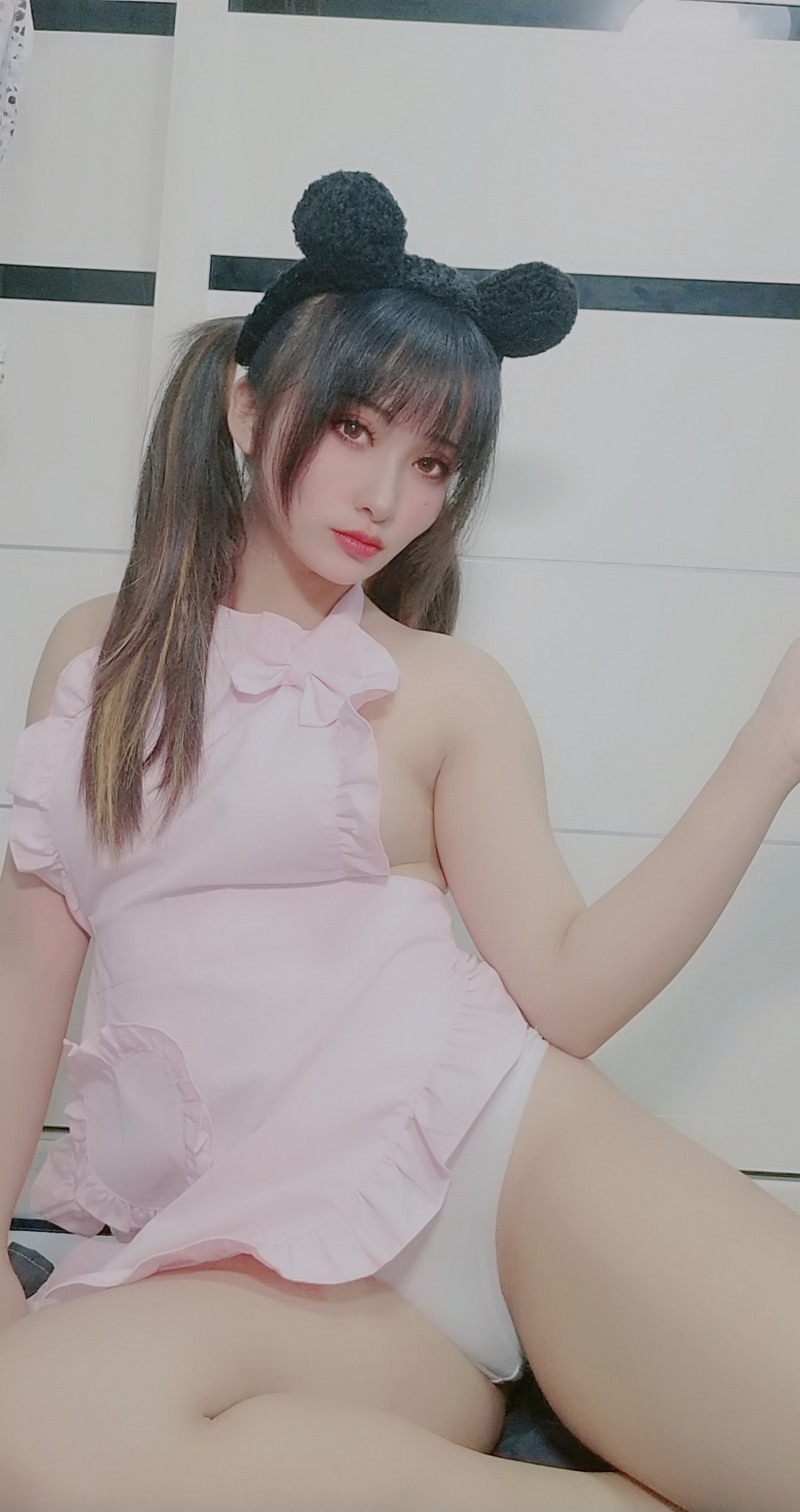 xgyw.top_动漫博主洛璃LoLiSAMA猫咪围裙主题私房性感粉色围裙配白色内裤撩人诱惑写真95P