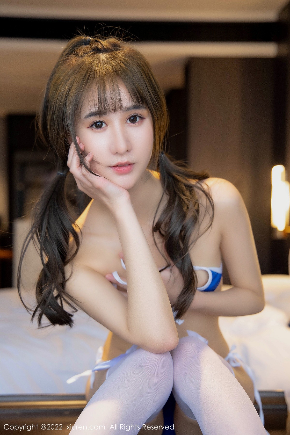 xgyw.top_XiuRen第4726期_女神小果冻儿半脱白色短款上衣露蓝色内衣白丝袜性感迷人写真83P