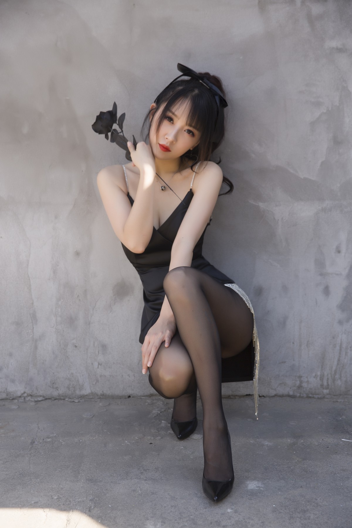 xgyw.top_斗鱼主播小女巫露娜黑色流苏主题性感吊带短裙配黑丝裤袜秀翘臀美腿诱惑写真32P