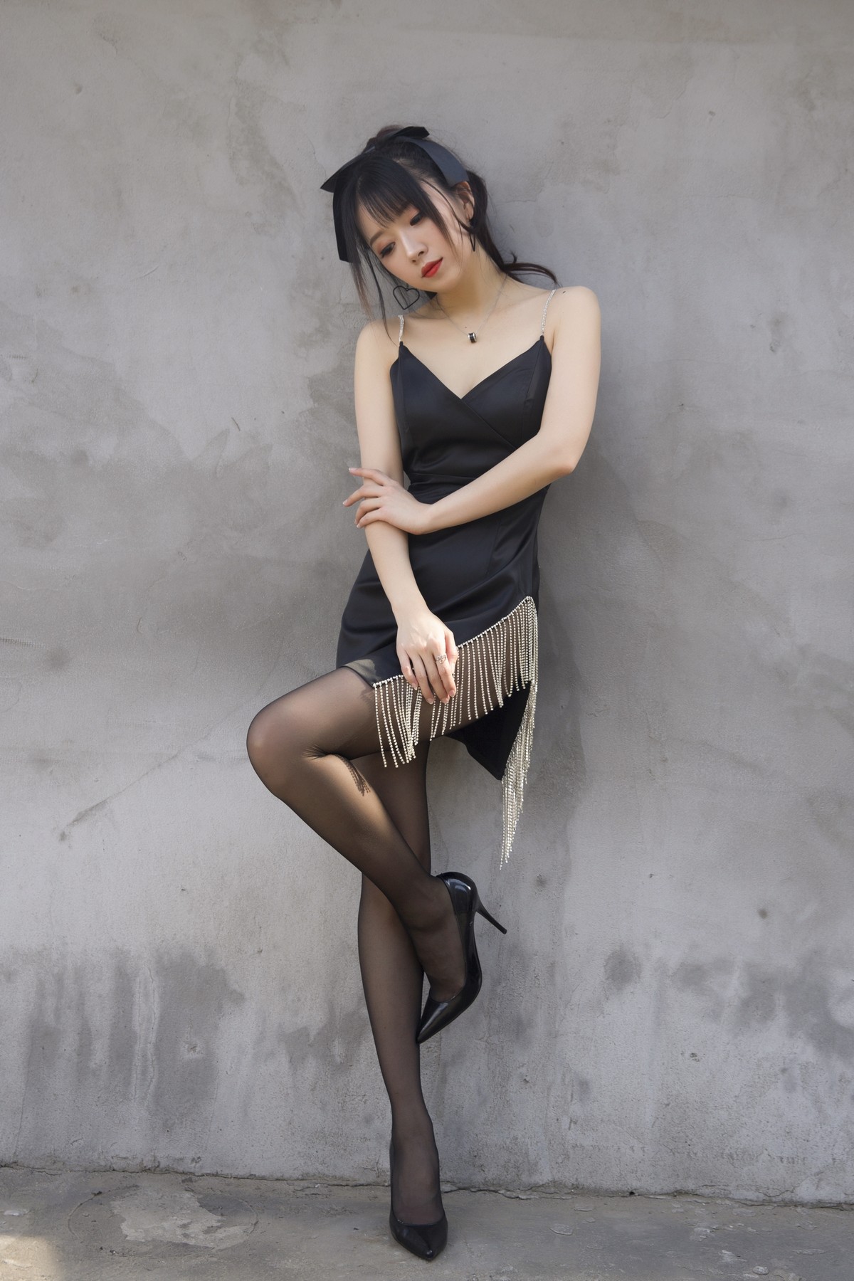 xgyw.top_斗鱼主播小女巫露娜黑色流苏主题性感吊带短裙配黑丝裤袜秀翘臀美腿诱惑写真32P