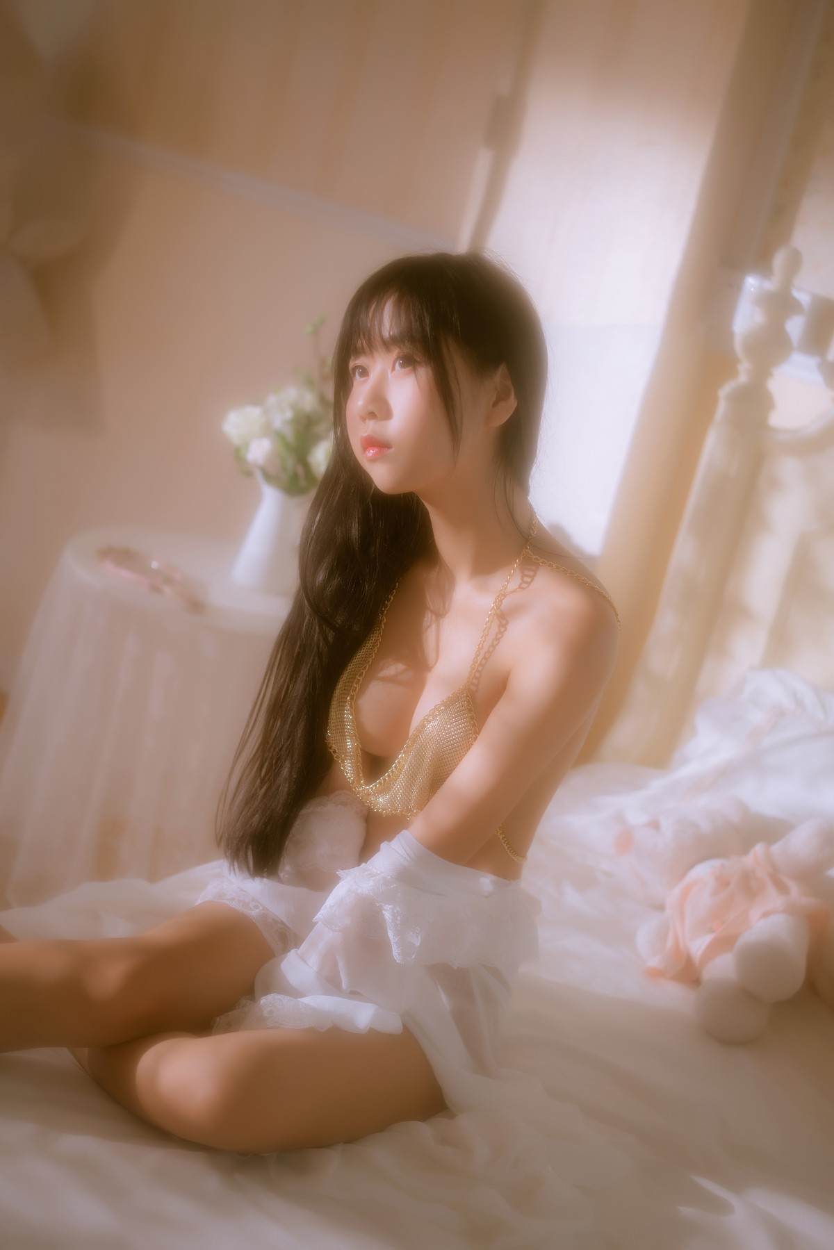 xgyw.top_阳光美少女萌芽儿o0金色套装主题私房床上性感白色薄透上衣配金色内衣诱惑写真70P