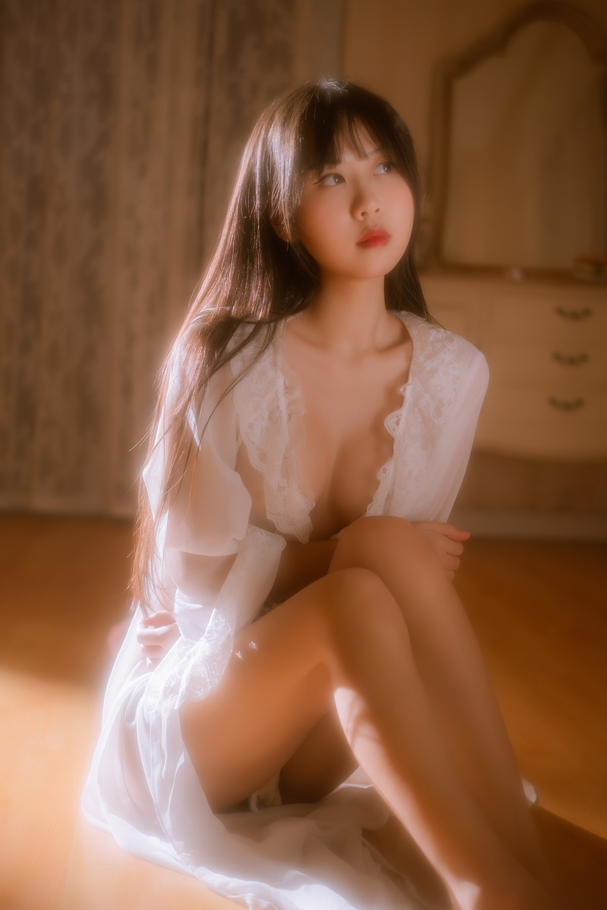 xgyw.top_阳光美少女萌芽儿o0金色套装主题私房床上性感白色薄透上衣配金色内衣诱惑写真70P