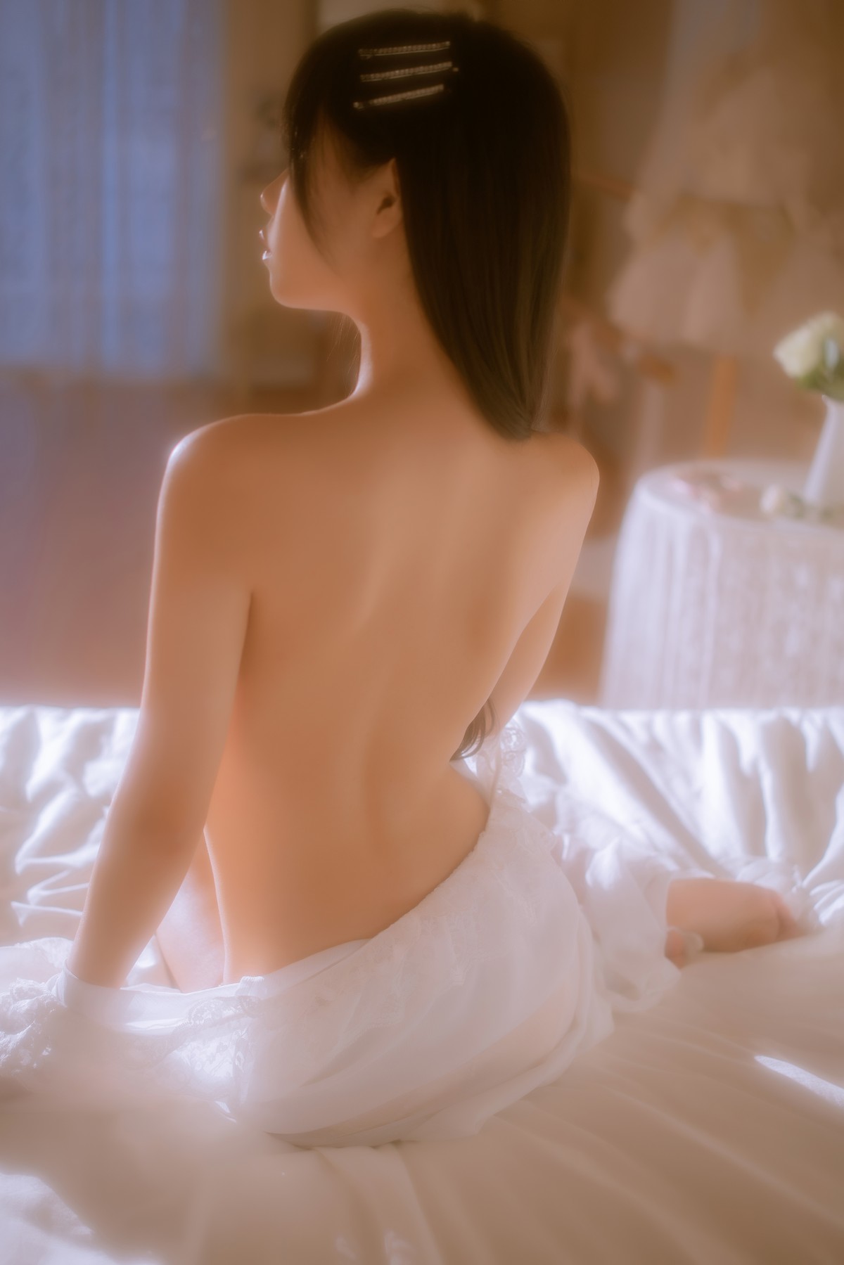 xgyw.top_阳光美少女萌芽儿o0金色套装主题私房床上性感白色薄透上衣配金色内衣诱惑写真70P