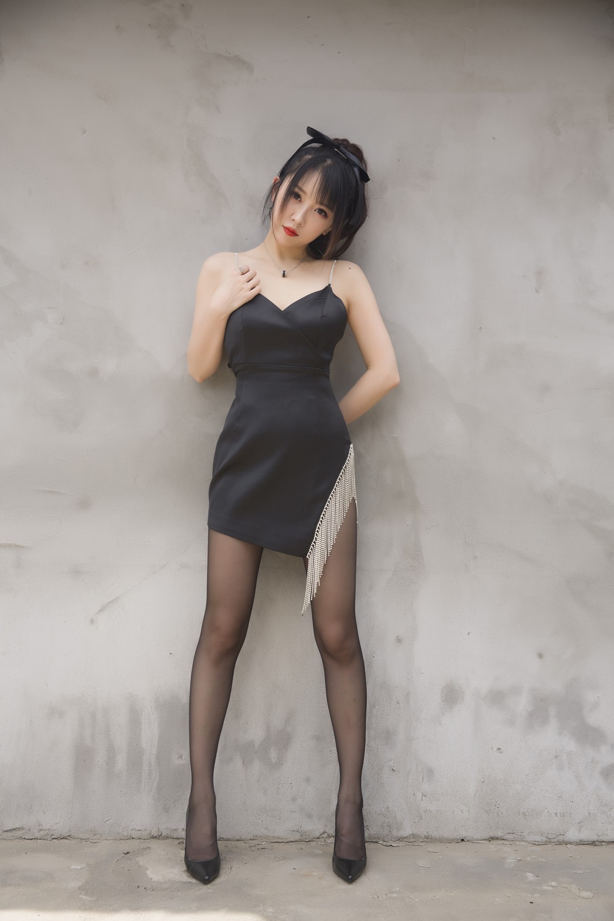 xgyw.top_斗鱼主播小女巫露娜黑色流苏主题性感吊带短裙配黑丝裤袜秀翘臀美腿诱惑写真32P