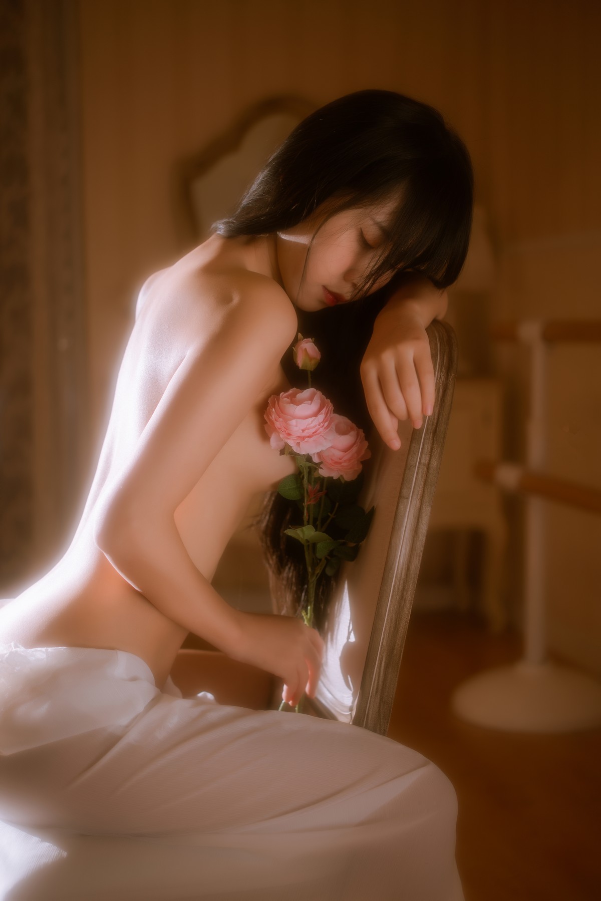 xgyw.top_阳光美少女萌芽儿o0金色套装主题私房床上性感白色薄透上衣配金色内衣诱惑写真70P