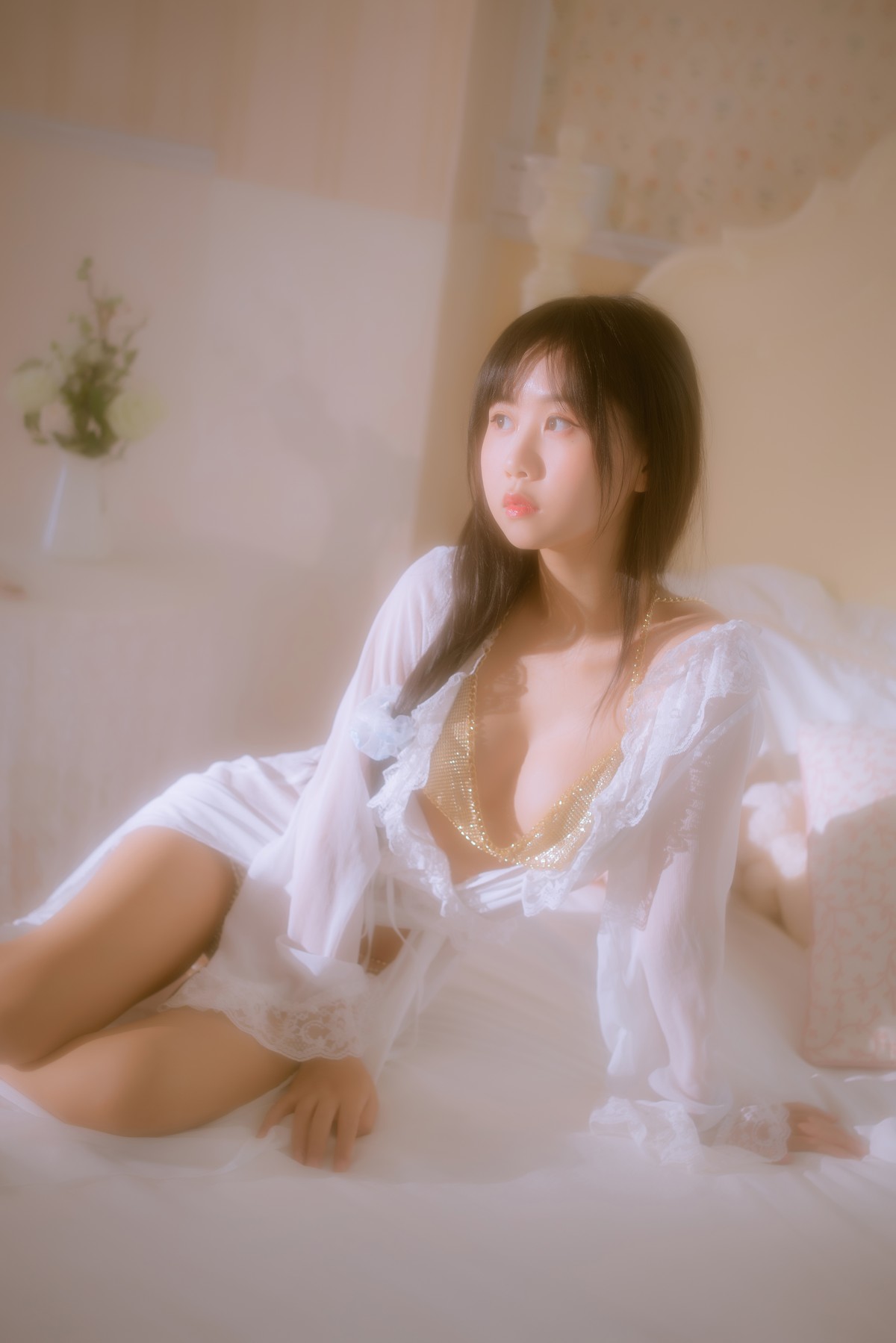 xgyw.top_阳光美少女萌芽儿o0金色套装主题私房床上性感白色薄透上衣配金色内衣诱惑写真70P