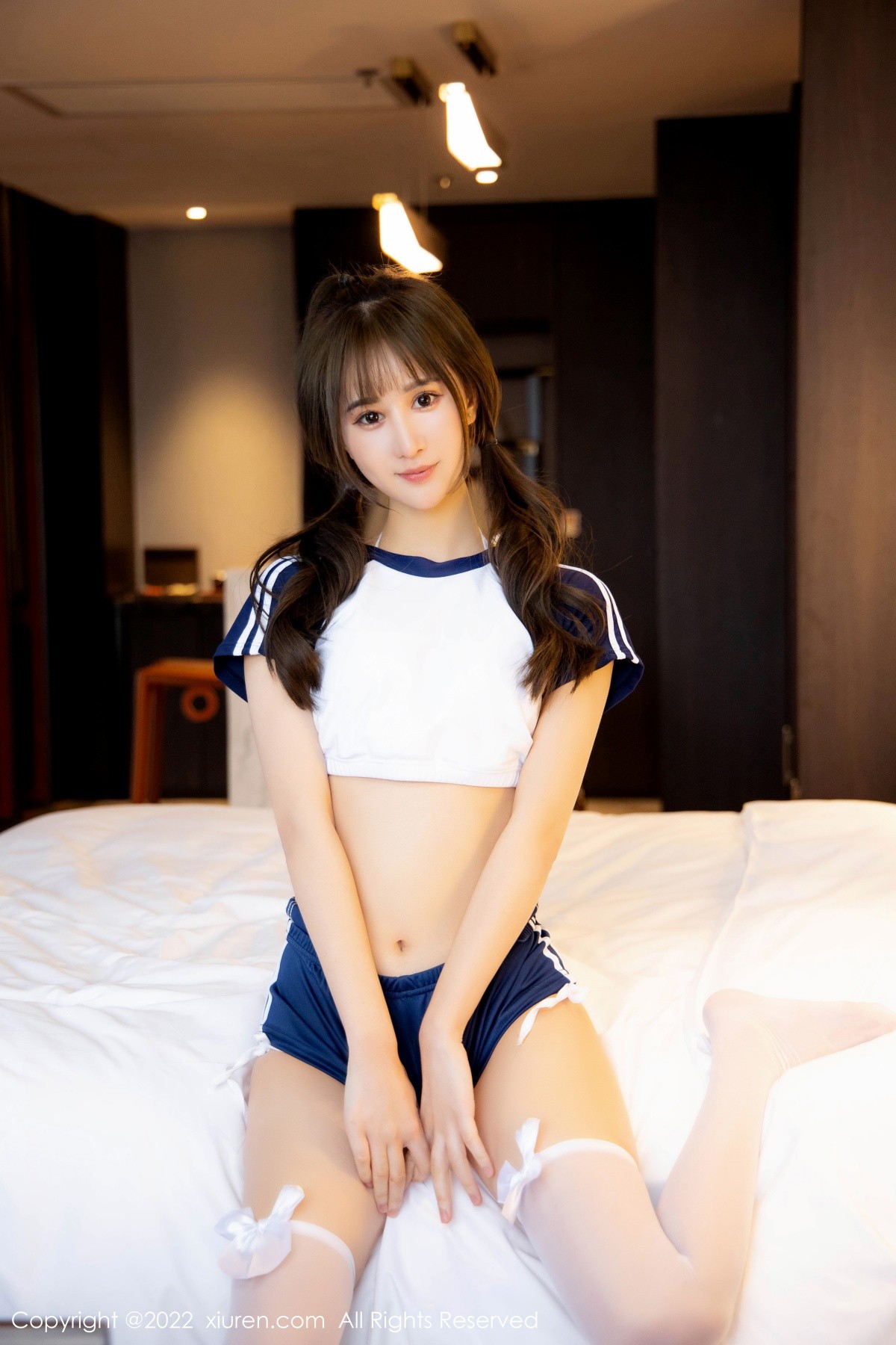 xgyw.top_XiuRen第4726期_女神小果冻儿半脱白色短款上衣露蓝色内衣白丝袜性感迷人写真83P
