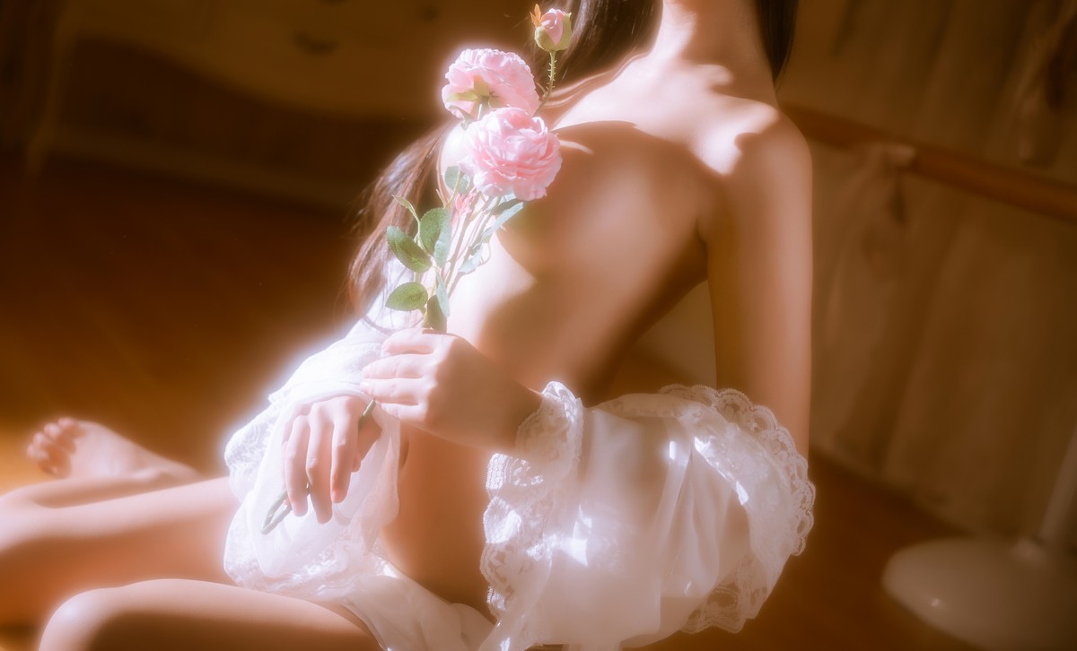 xgyw.top_阳光美少女萌芽儿o0金色套装主题私房床上性感白色薄透上衣配金色内衣诱惑写真70P