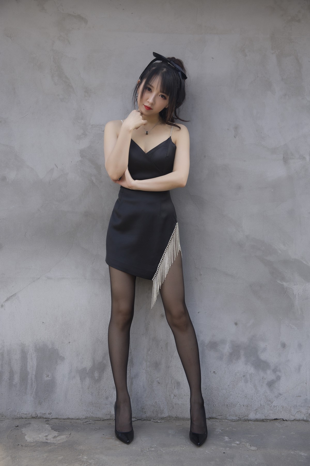 xgyw.top_斗鱼主播小女巫露娜黑色流苏主题性感吊带短裙配黑丝裤袜秀翘臀美腿诱惑写真32P